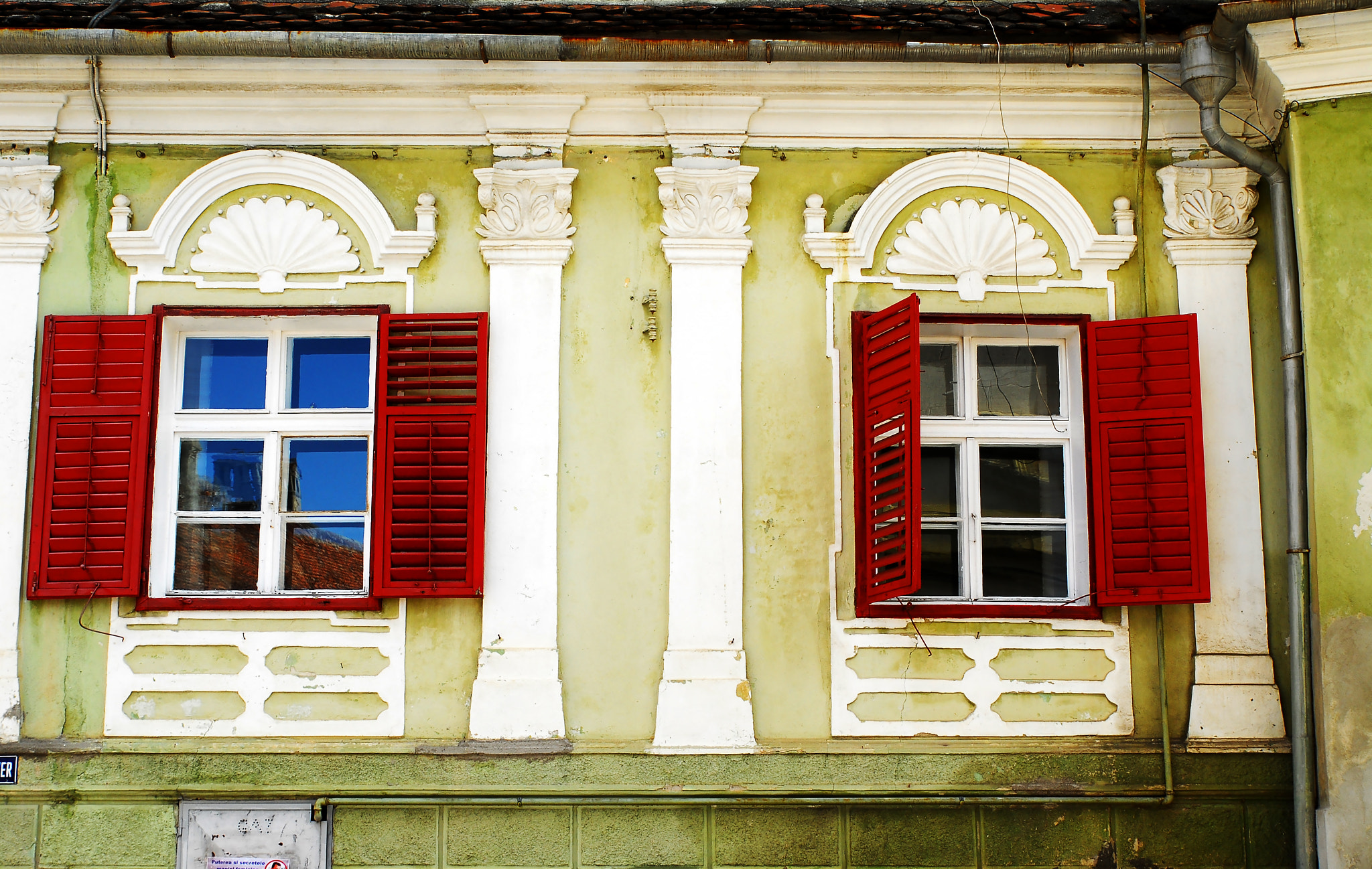 Nikon D200 sample photo. 2 windows in brasov photography