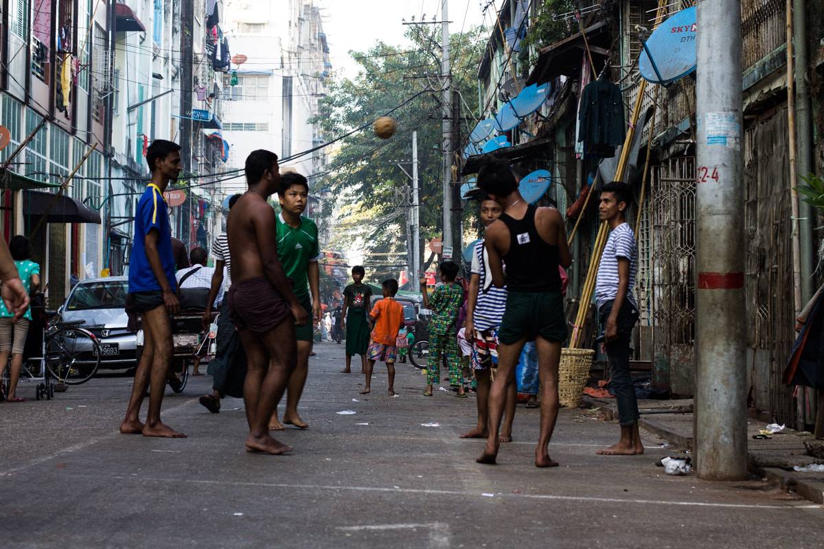 Canon EOS 1100D (EOS Rebel T3 / EOS Kiss X50) + Canon EF 50mm F1.4 USM sample photo. Burmese men playing chinlon, yangon photography