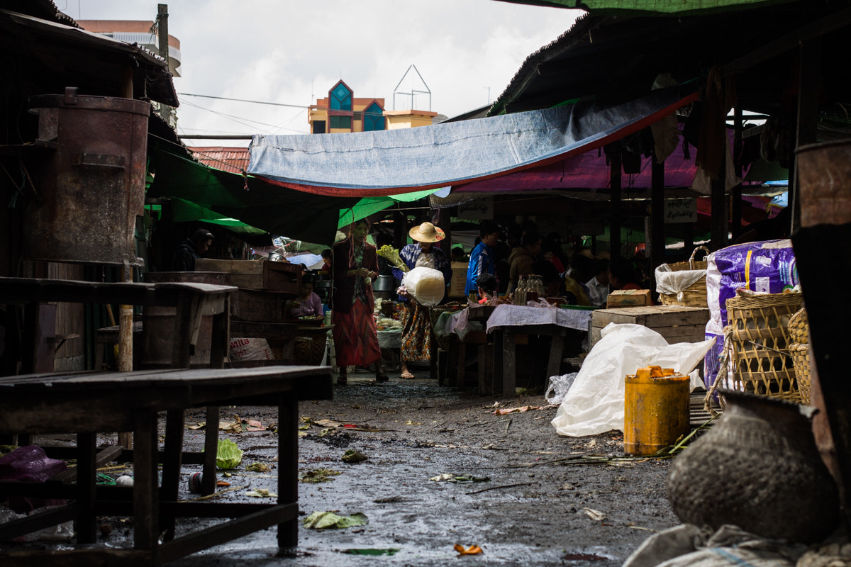 Canon EOS 1100D (EOS Rebel T3 / EOS Kiss X50) + Canon EF 50mm F1.4 USM sample photo. Nyaung shwe (mingala) market, inle lake photography