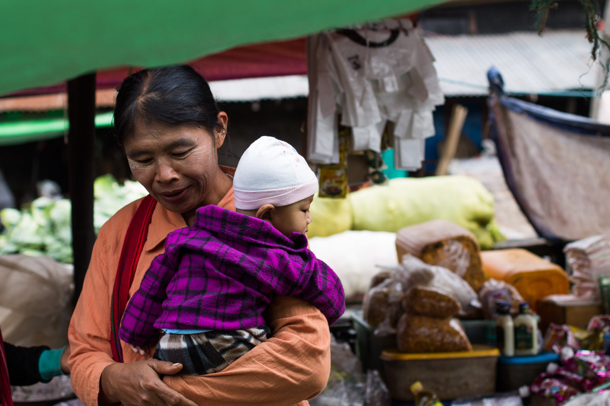 Canon EOS 1100D (EOS Rebel T3 / EOS Kiss X50) + Canon EF 50mm F1.4 USM sample photo. Nyaung shwe (mingala) market, inle lake photography