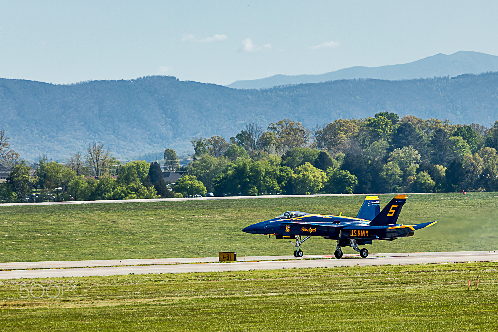 Canon EOS 5DS sample photo. Blue angle 5 landing smokey mountain air show photography