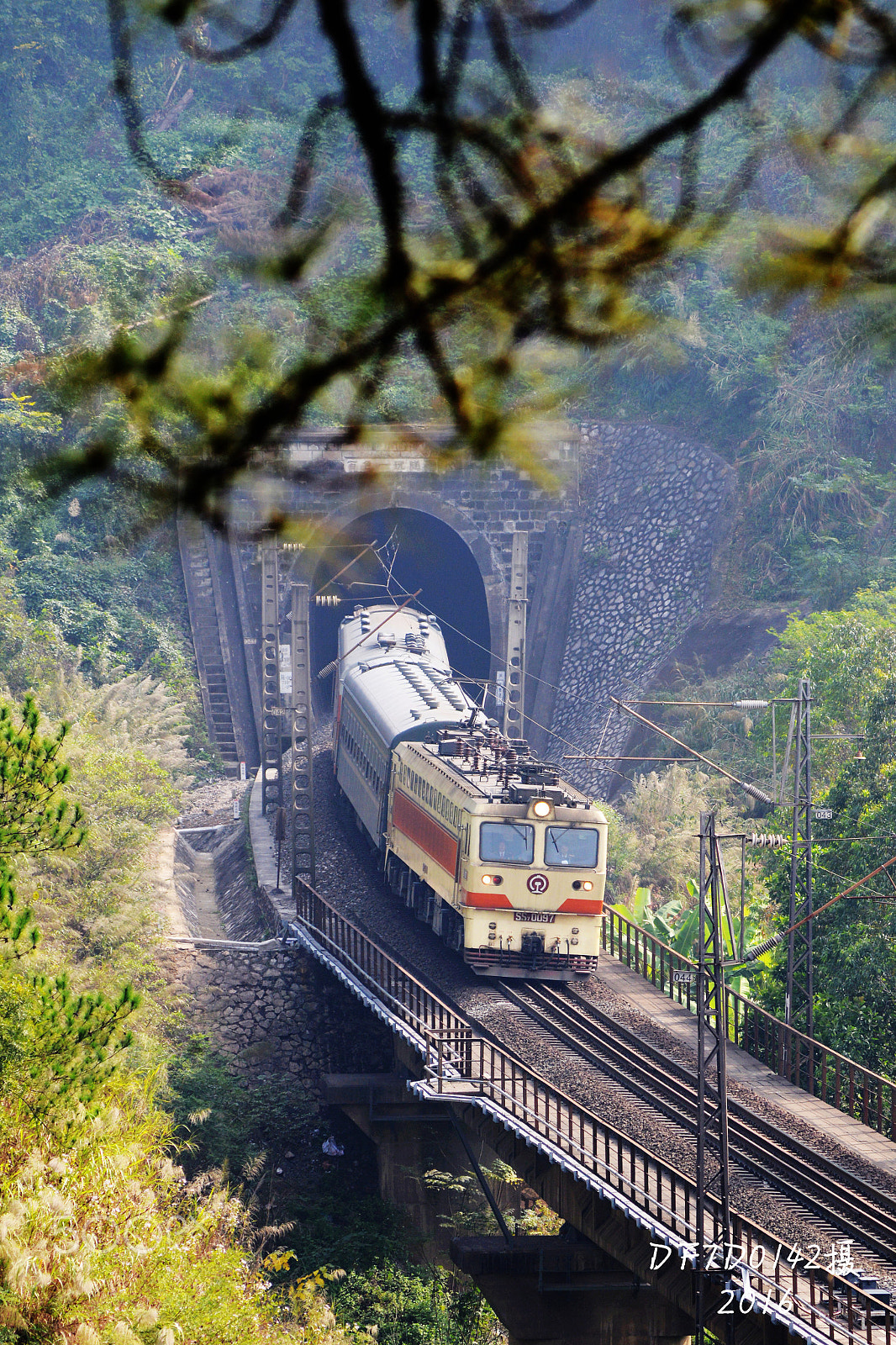 Nikon D610 + AF Zoom-Nikkor 75-300mm f/4.5-5.6 sample photo. The train in nanning-kunming railway photography