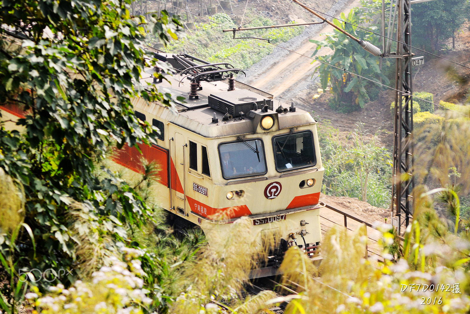 Nikon D610 + AF Zoom-Nikkor 75-300mm f/4.5-5.6 sample photo. The train in nanning-kunming railway photography