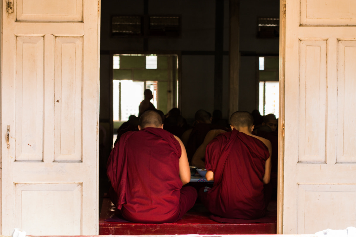 Canon EOS 1100D (EOS Rebel T3 / EOS Kiss X50) + Canon EF 50mm F1.4 USM sample photo. Monks eating lunch in mahagandayon monastery, amarapura photography