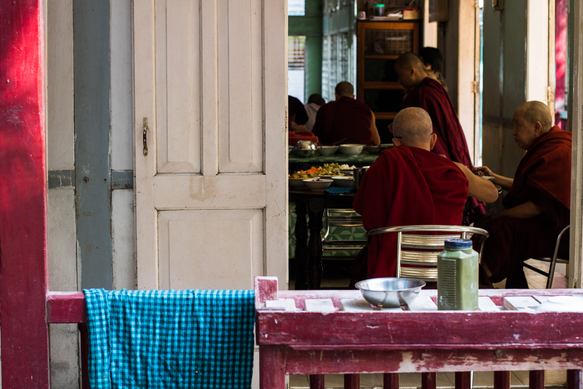 Canon EOS 1100D (EOS Rebel T3 / EOS Kiss X50) + Canon EF 50mm F1.4 USM sample photo. Monks eating lunch in mahagandayon monastery, amarapura photography