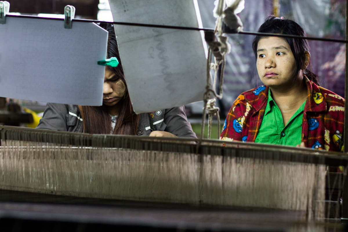 Canon EOS 1100D (EOS Rebel T3 / EOS Kiss X50) + Canon EF 50mm F1.4 USM sample photo. Women weaving at a longyi workshop in mandalay photography