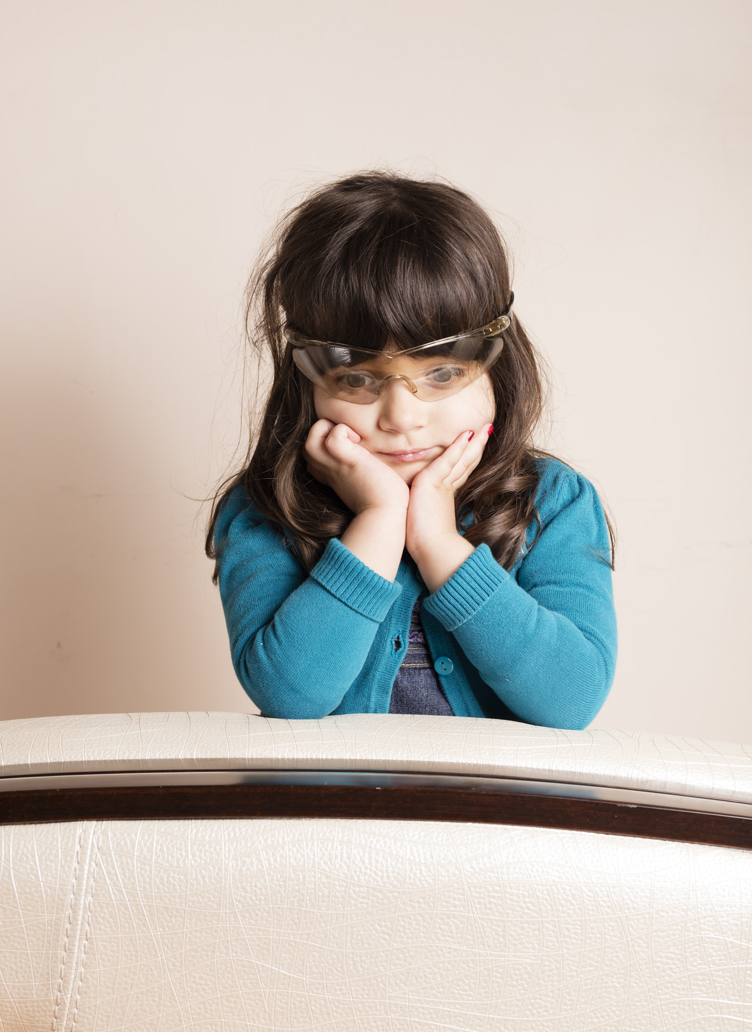 Canon EOS 5DS R + Canon EF 50mm F1.4 USM sample photo. Small girl leaning on sofa inside studio photography