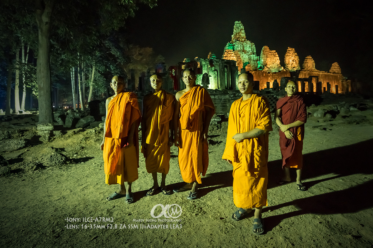 Sony Vario-Sonnar T* 16-35mm F2.8 ZA SSM II sample photo. Monks around bayon temple ! photography