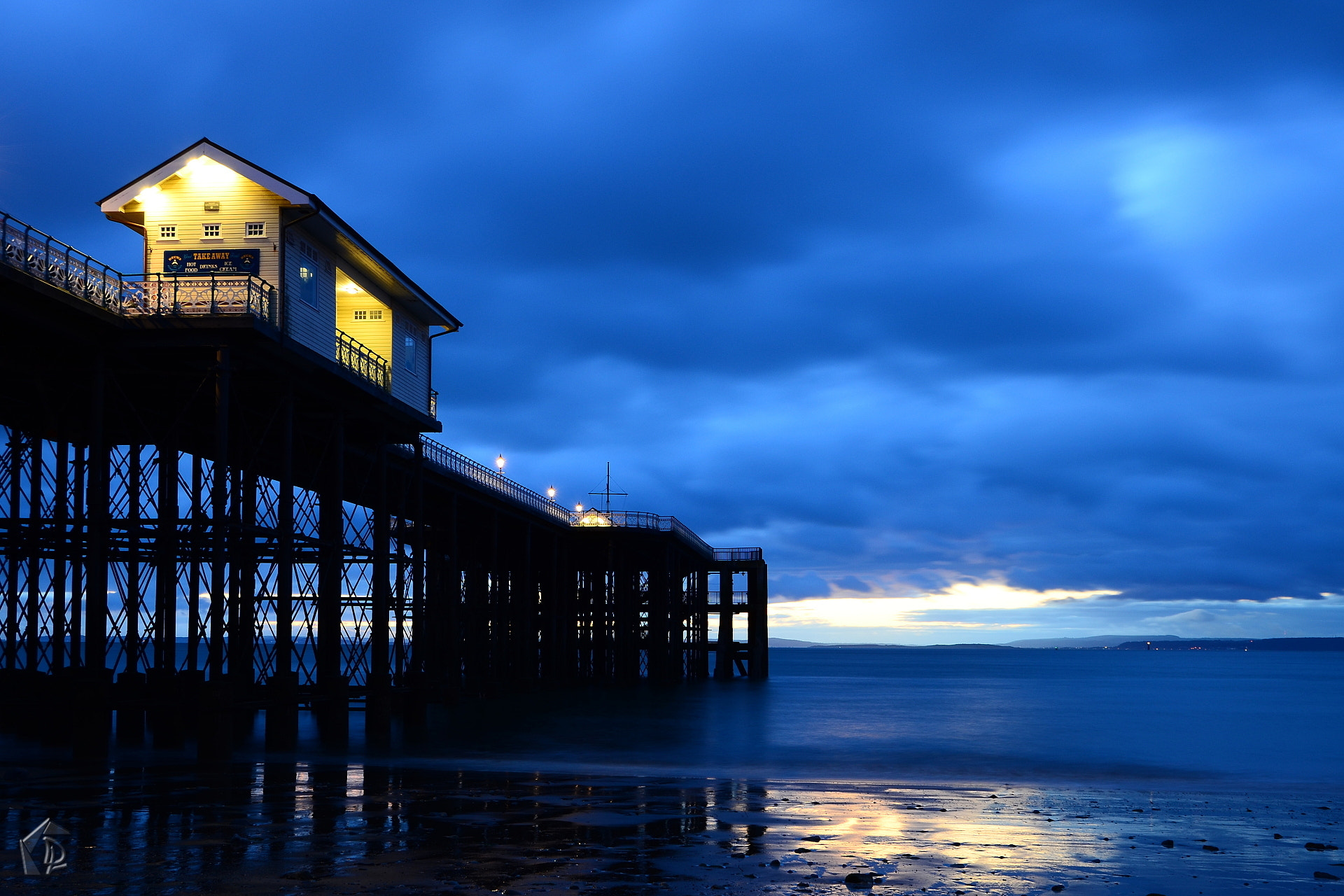 Nikon D7000 + Sigma 18-50mm F2.8 EX DC sample photo. Penarth pier photography