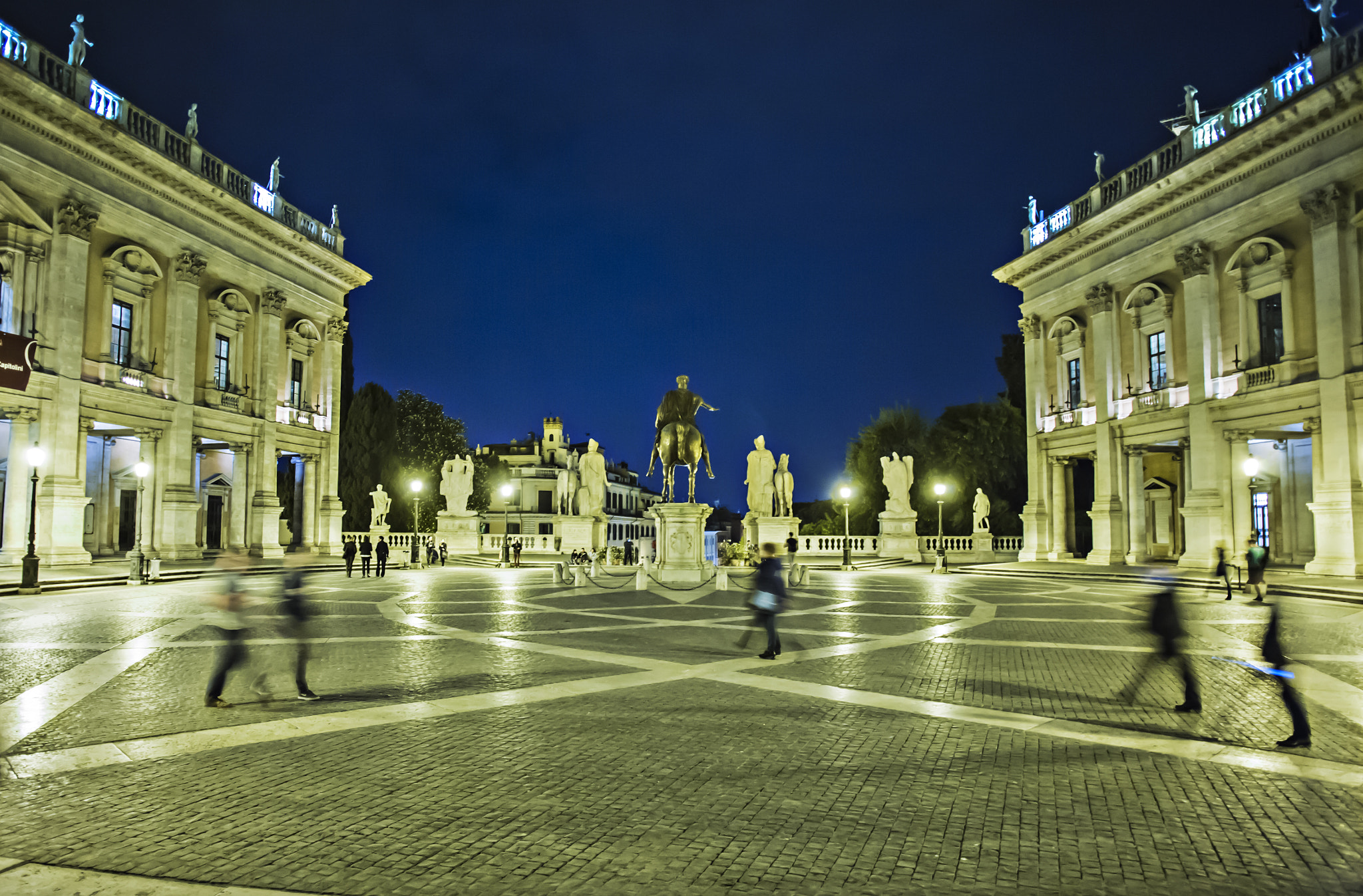 Canon EOS-1Ds Mark II + Canon EF 24mm F2.8 sample photo. Piazza del campidoglio photography