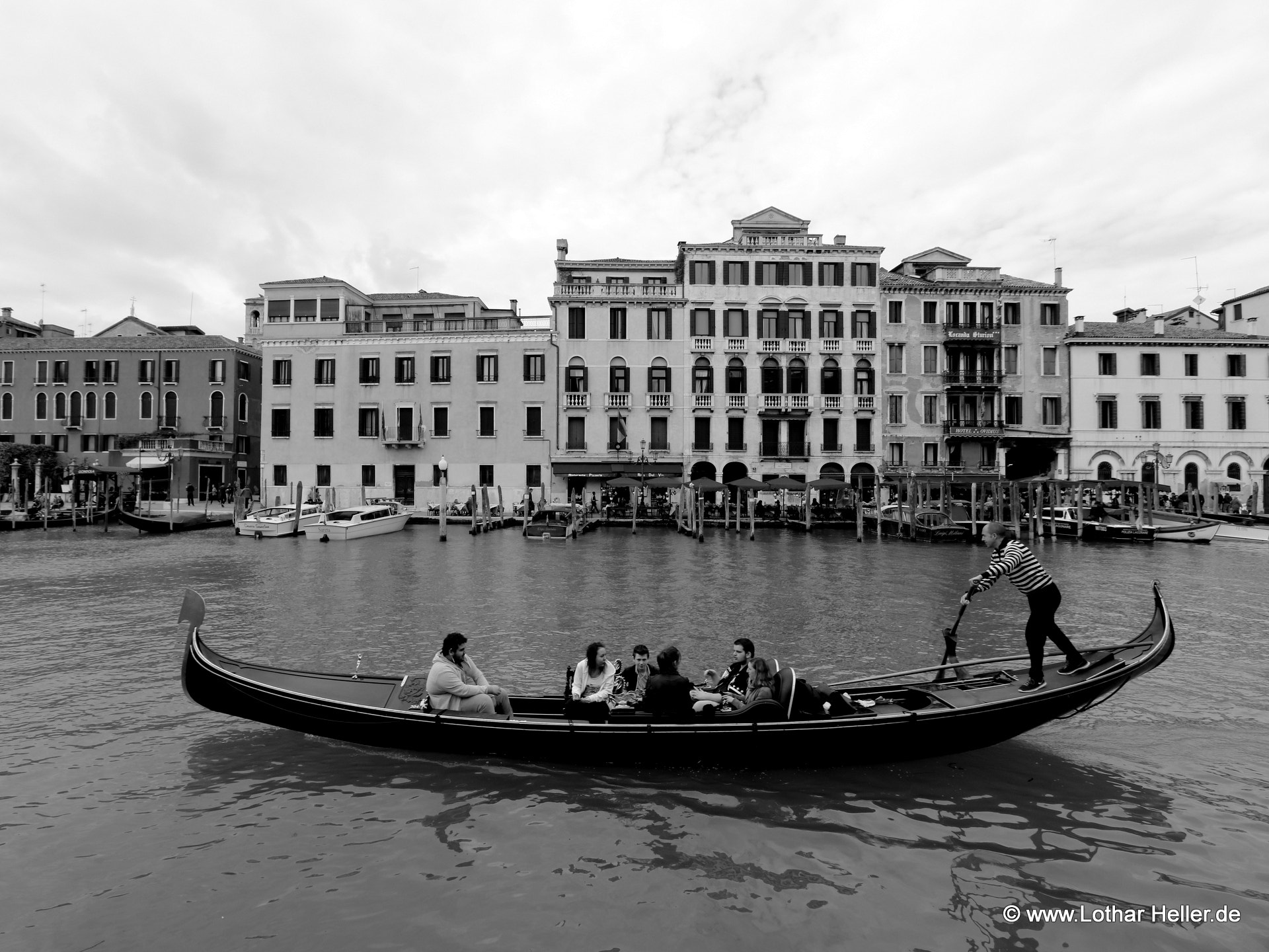 Canon EOS 750D (EOS Rebel T6i / EOS Kiss X8i) + Canon EF-S 10-18mm F4.5–5.6 IS STM sample photo. Venice traffic photography