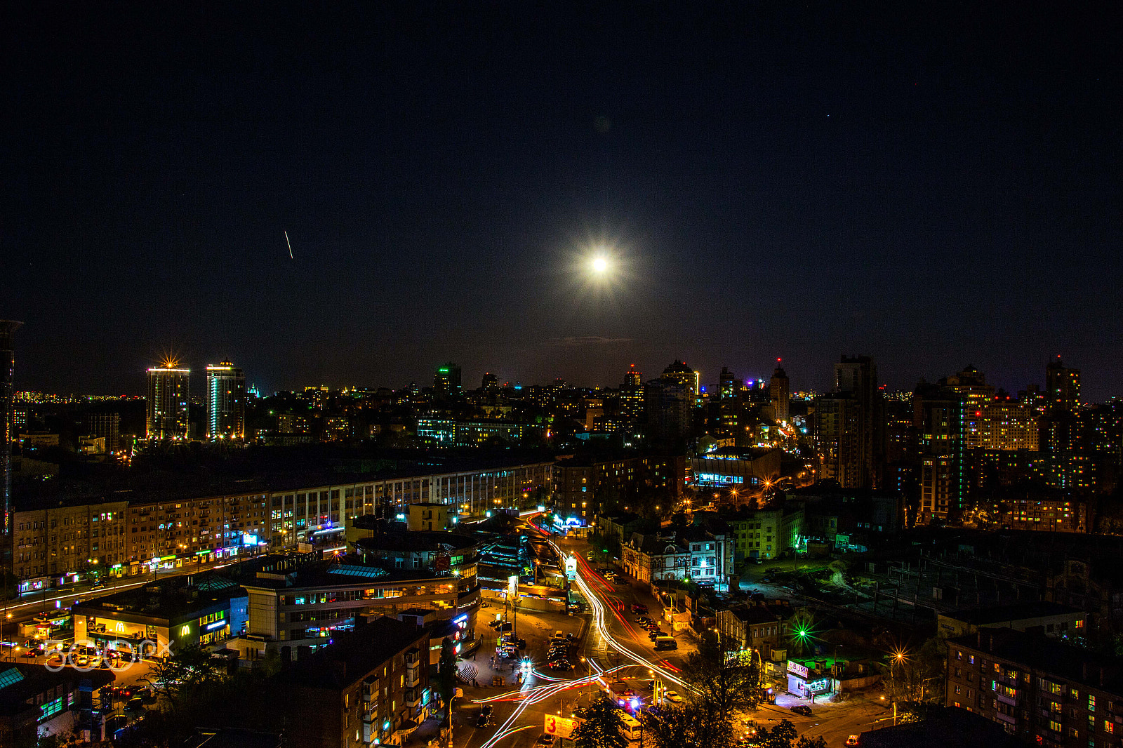 Canon EF-S 18-135mm F3.5-5.6 IS STM sample photo. Night city photography