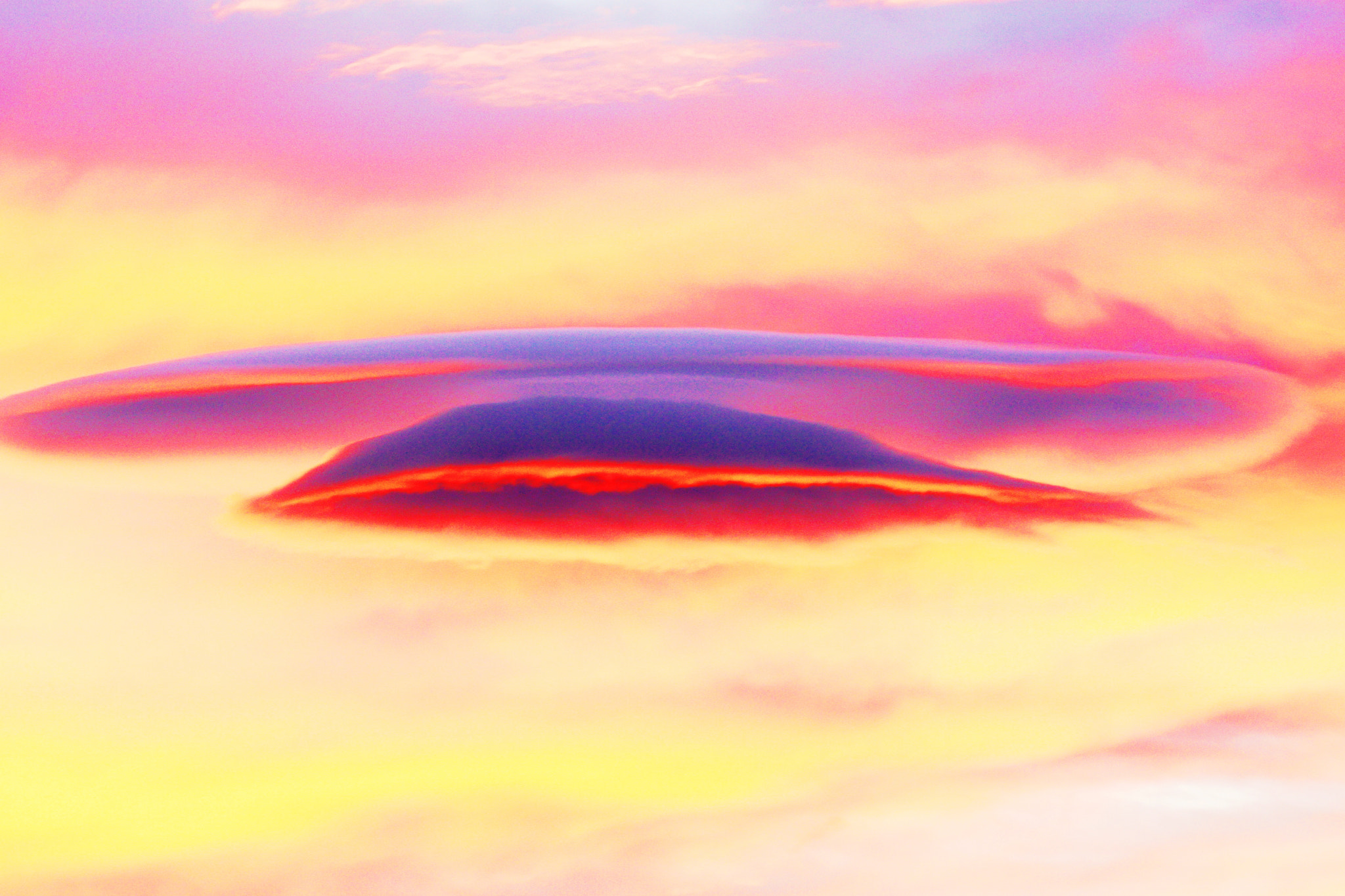 Sony ILCA-77M2 + Minolta/Sony AF 70-200mm F2.8 G sample photo. Lenticular cloud photography