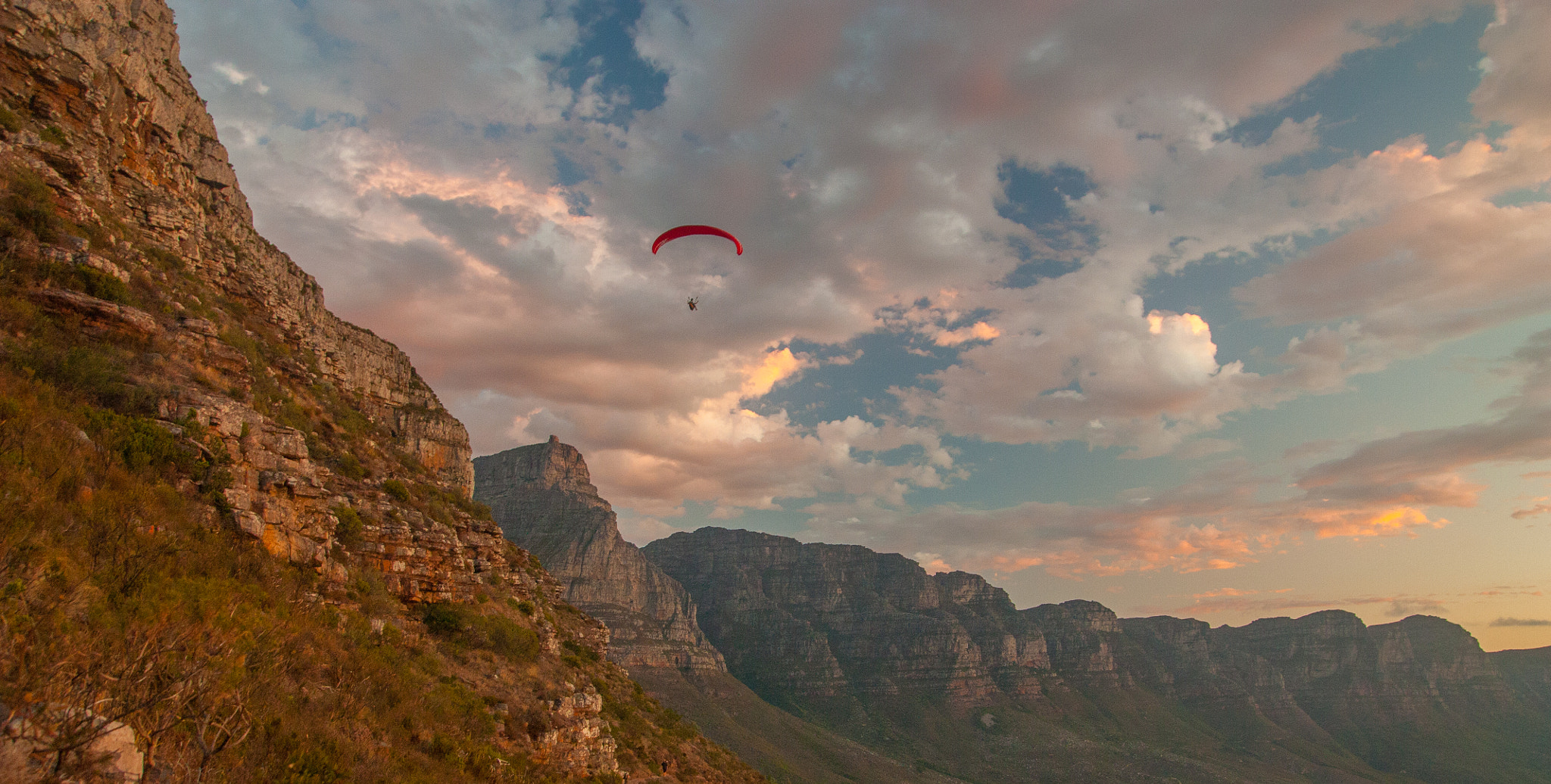 Canon EOS 450D (EOS Rebel XSi / EOS Kiss X2) sample photo. Paragliding off lions head photography