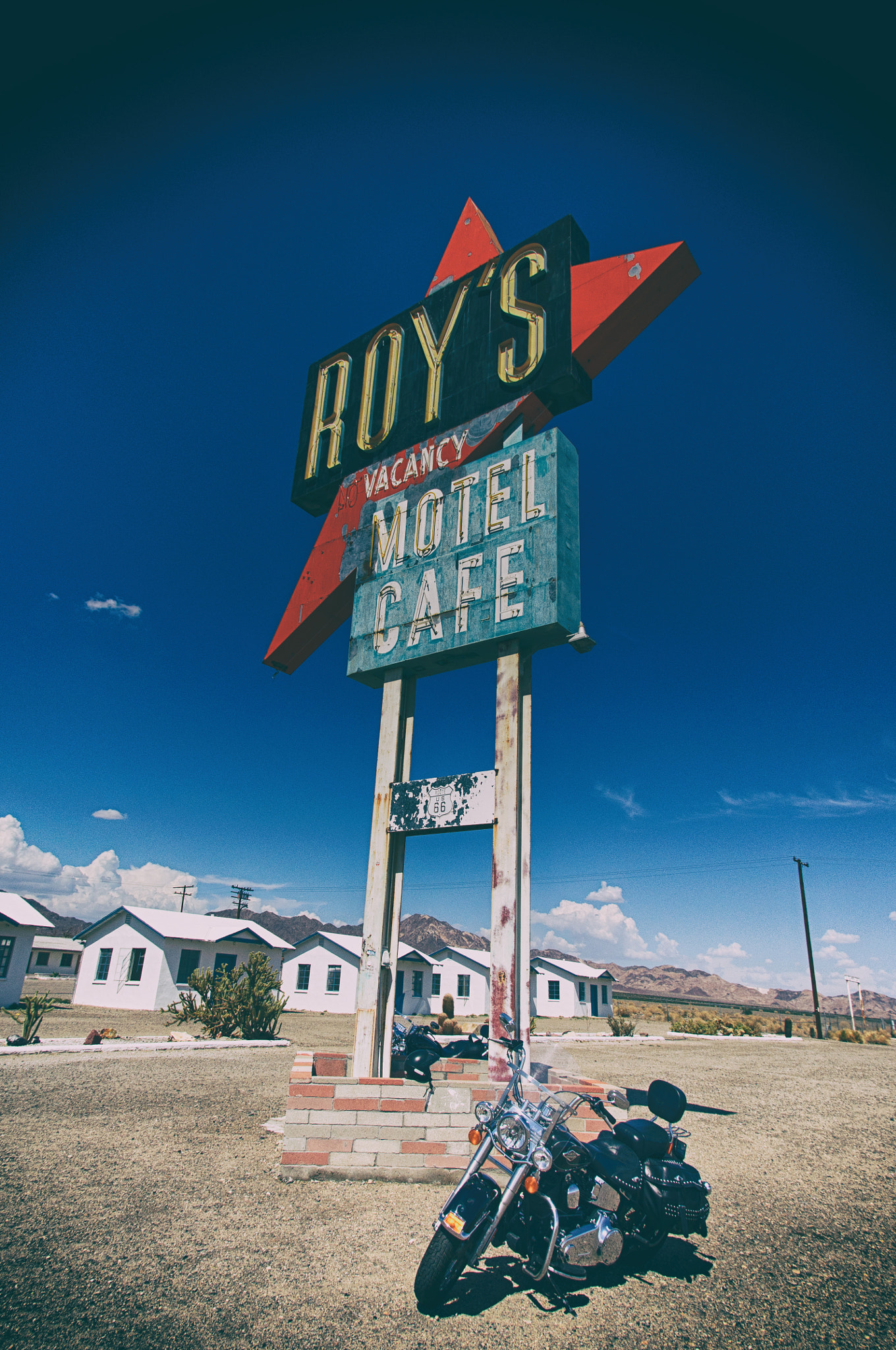 Nikon D90 + Sigma 15mm F2.8 EX DG Diagonal Fisheye sample photo. Roy's motel & café... photography