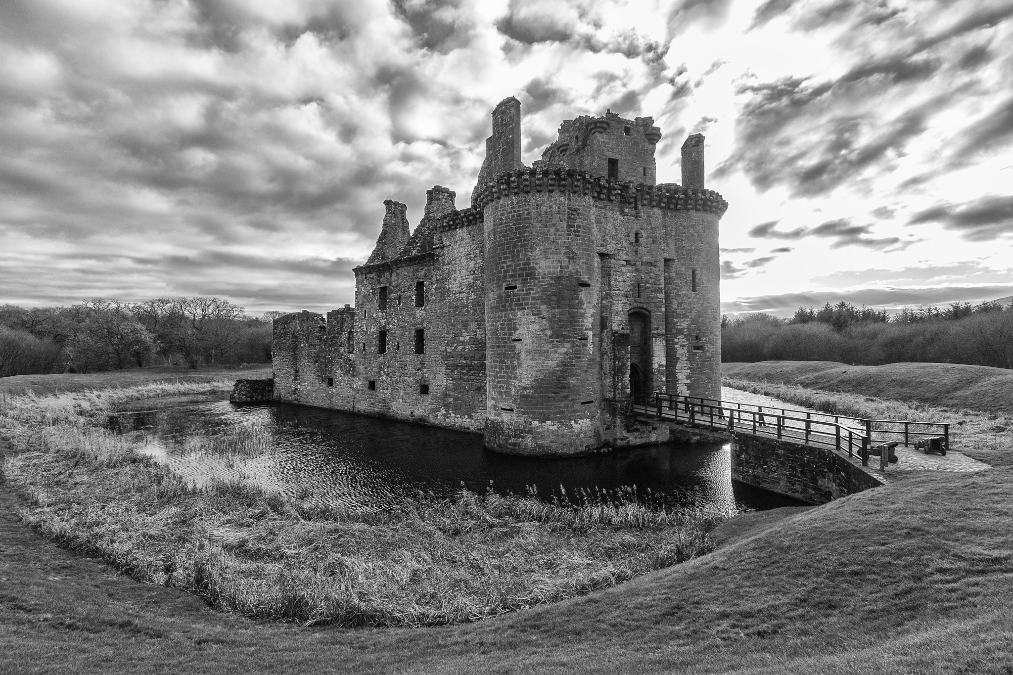 Canon EOS 450D (EOS Rebel XSi / EOS Kiss X2) sample photo. Caerlaverock castle moat photography