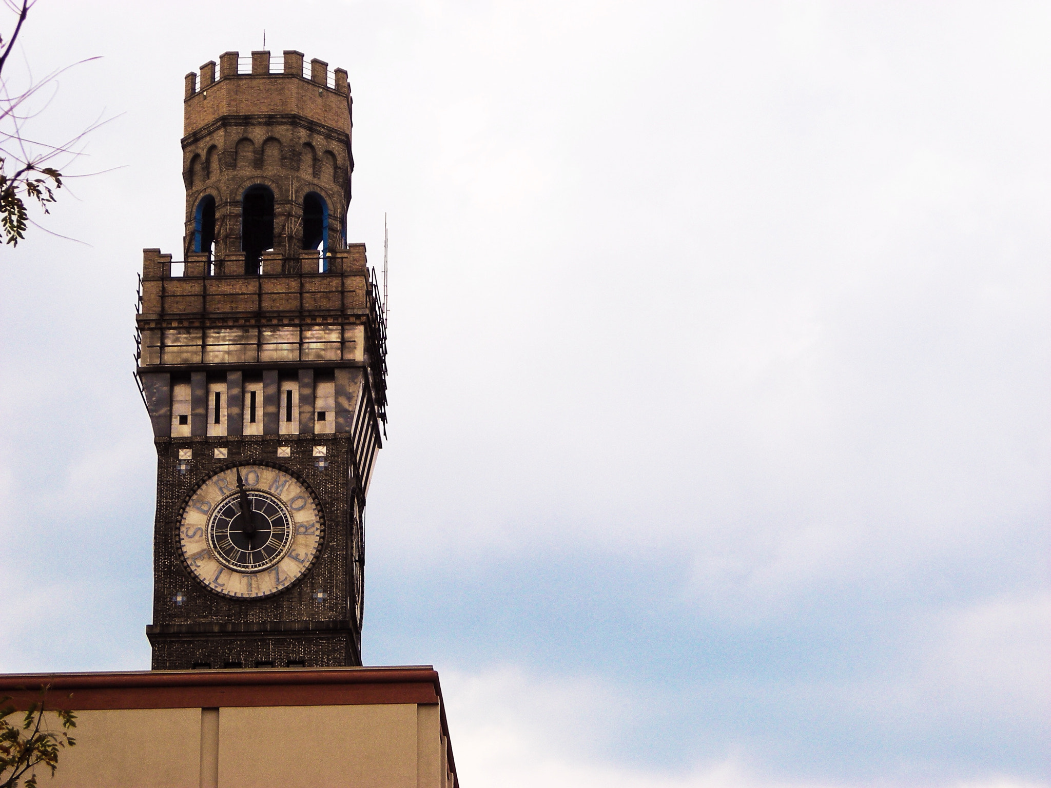 Nikon COOLPIX L6 sample photo. Emerson bromo-seltzer tower photography