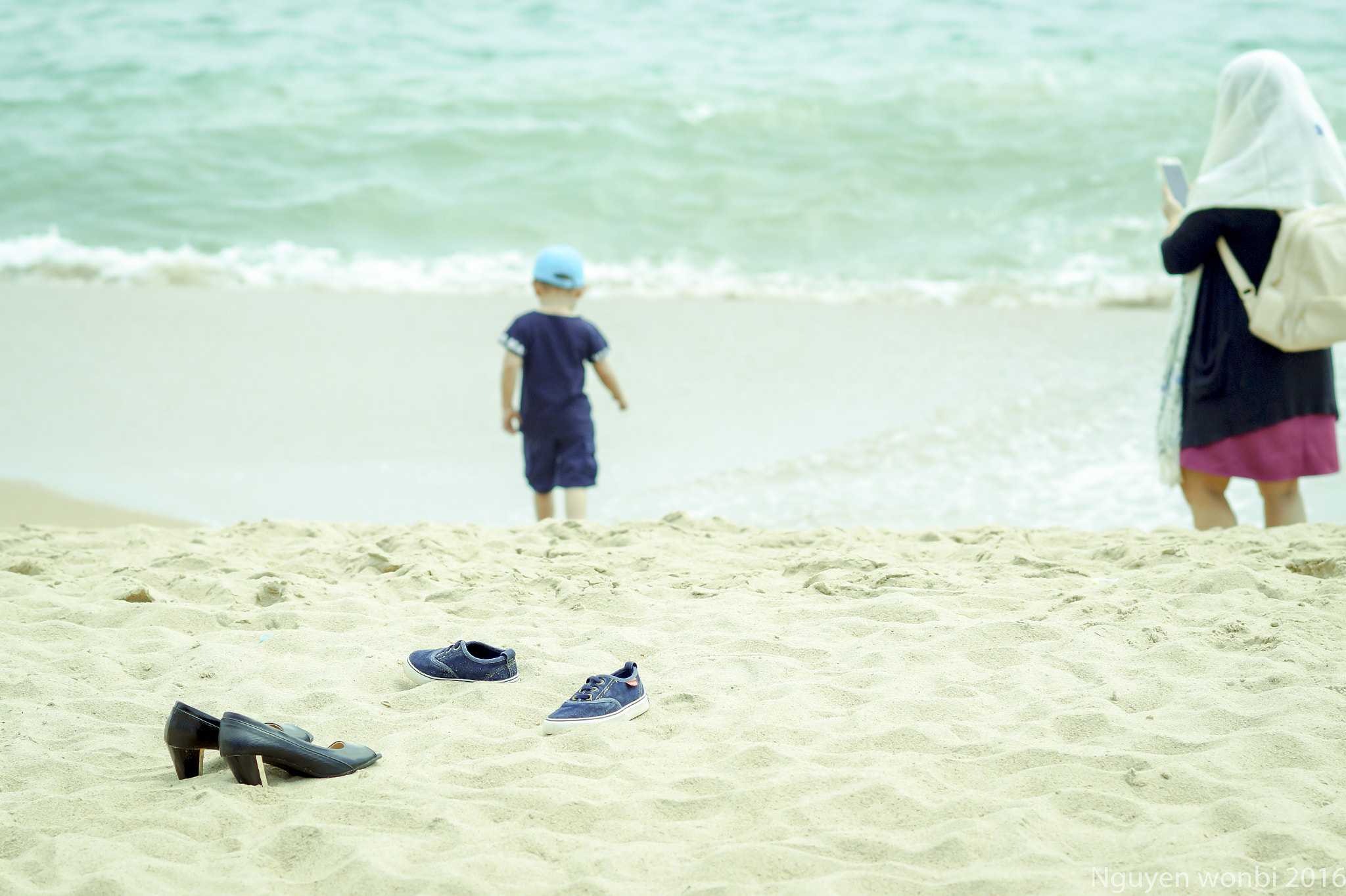 Sony SLT-A58 + Sony 85mm F2.8 SAM sample photo. Mom with son on the beach photography