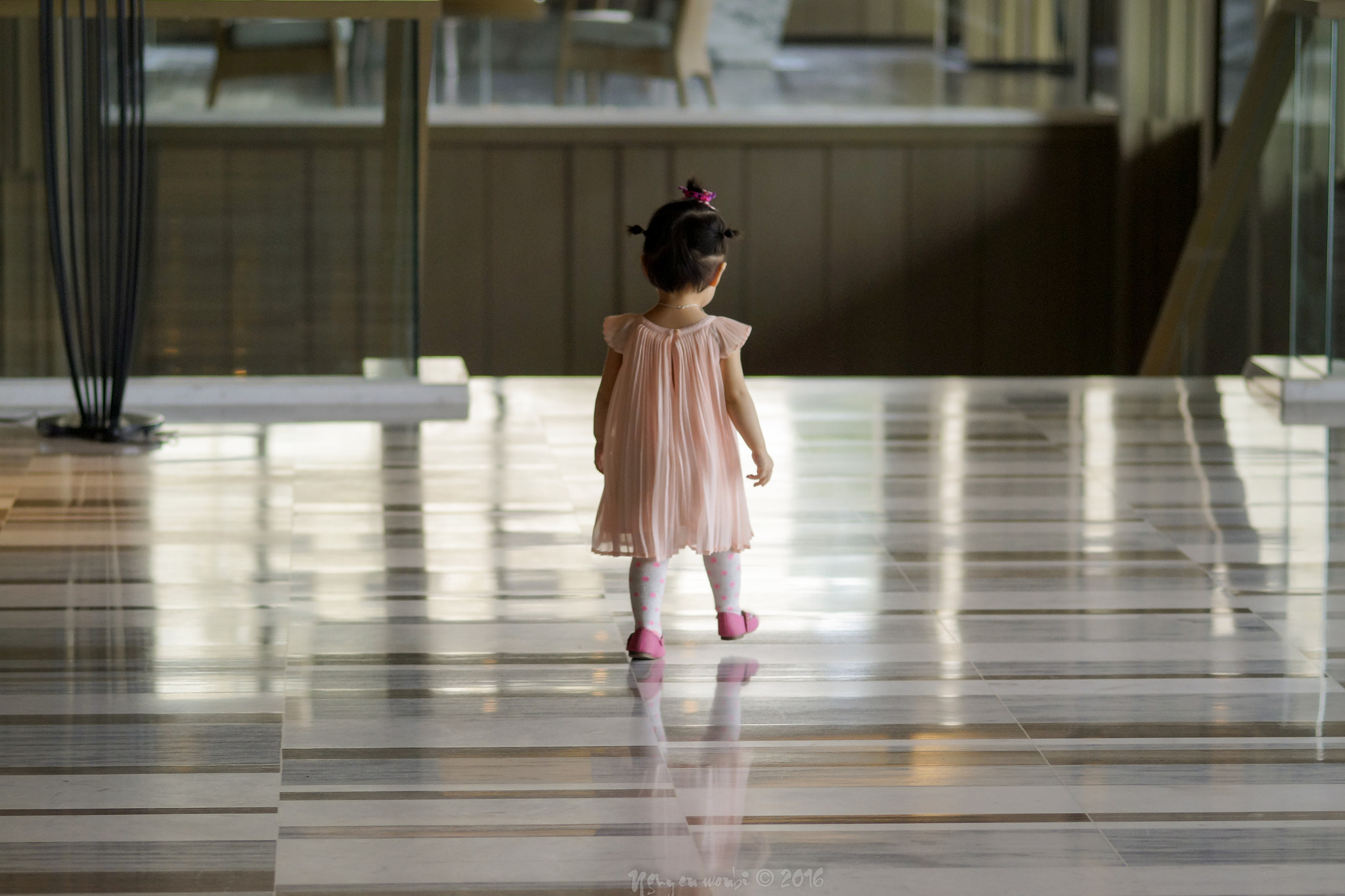 Sony SLT-A58 + Sony 85mm F2.8 SAM sample photo. She walk photography