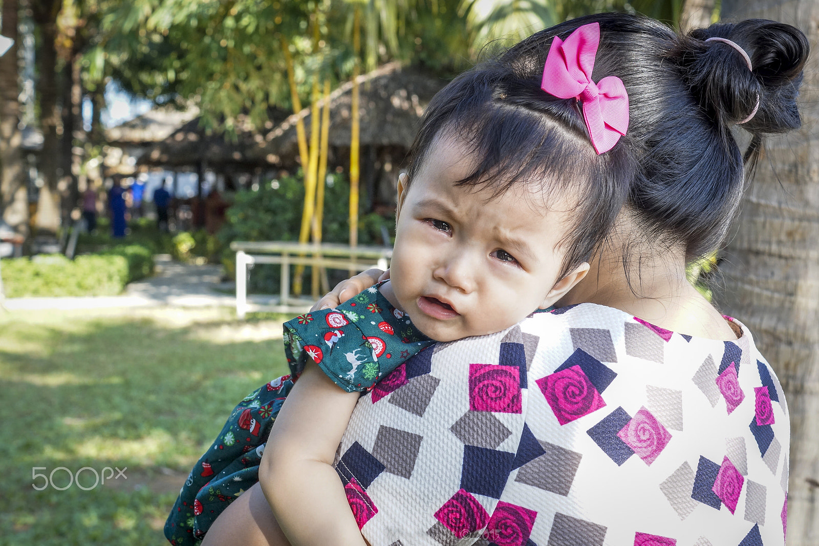 Sony SLT-A58 + Sony DT 35mm F1.8 SAM sample photo. Cry with mom photography