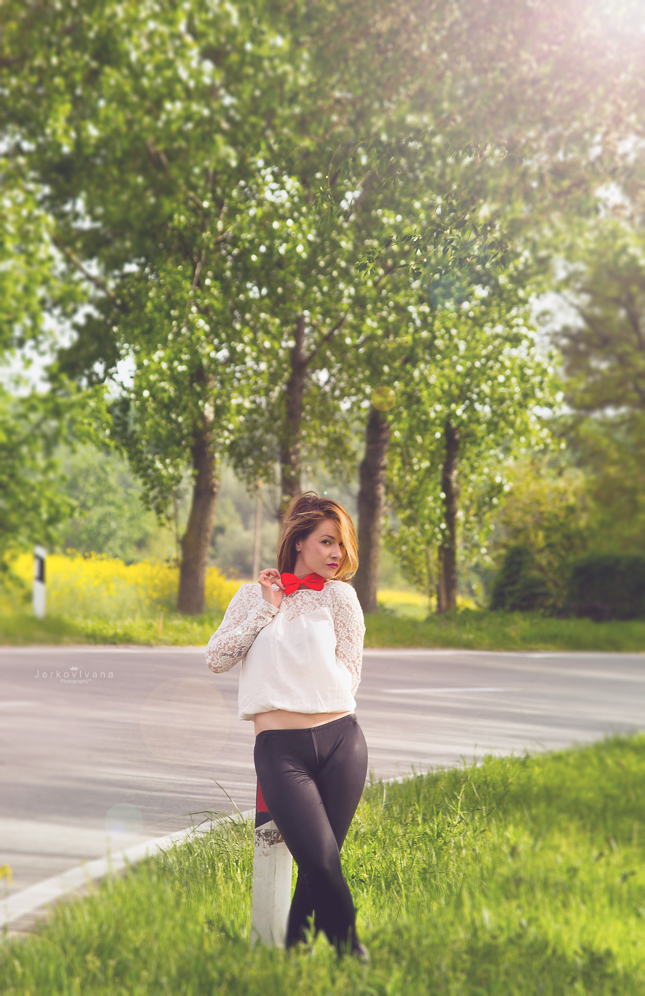 Canon EOS 550D (EOS Rebel T2i / EOS Kiss X4) sample photo. Girl & red bow photography