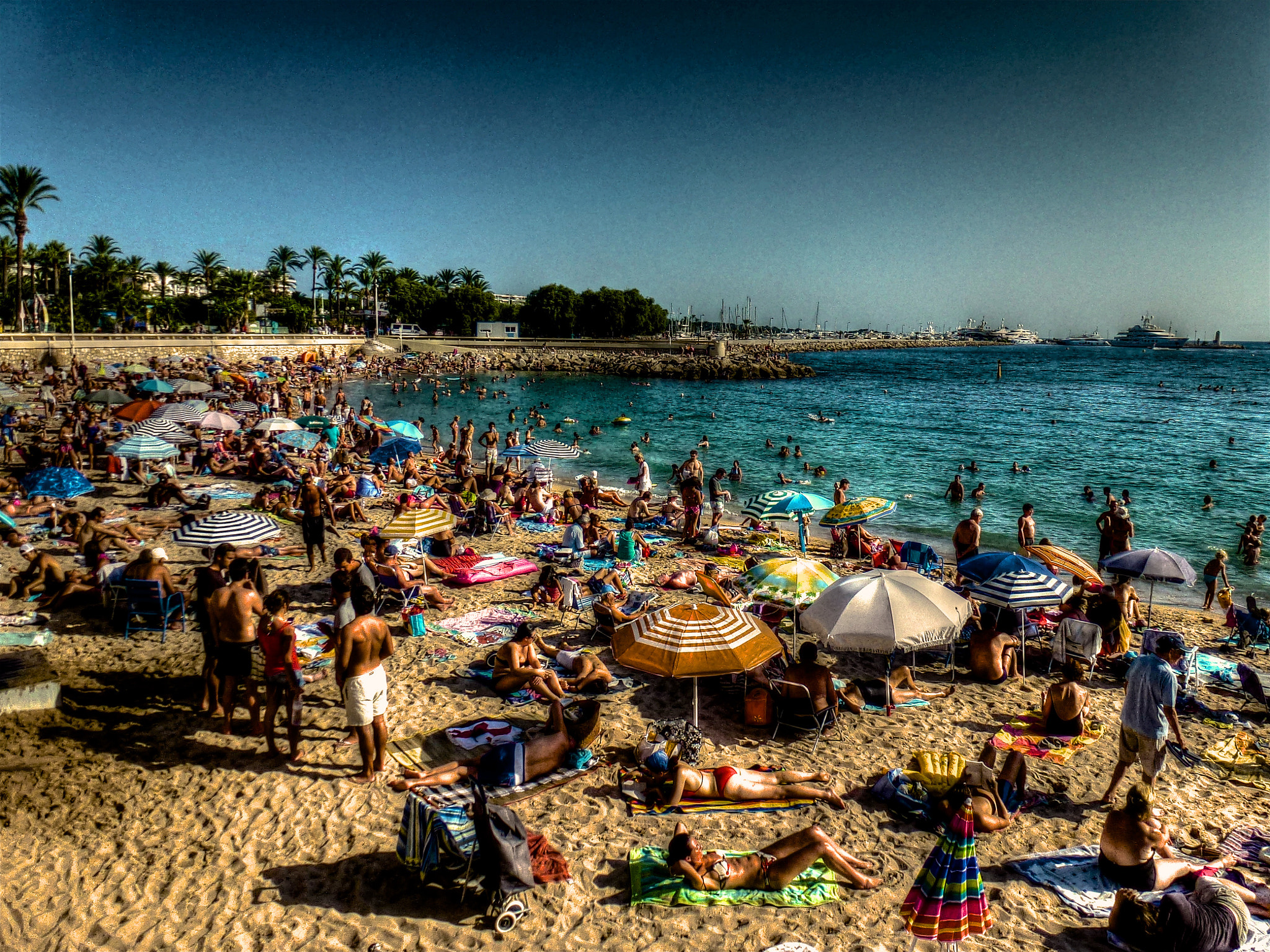 Leica V-Lux 30 / Panasonic Lumix DMC-TZ22 sample photo. Cannes beach photography