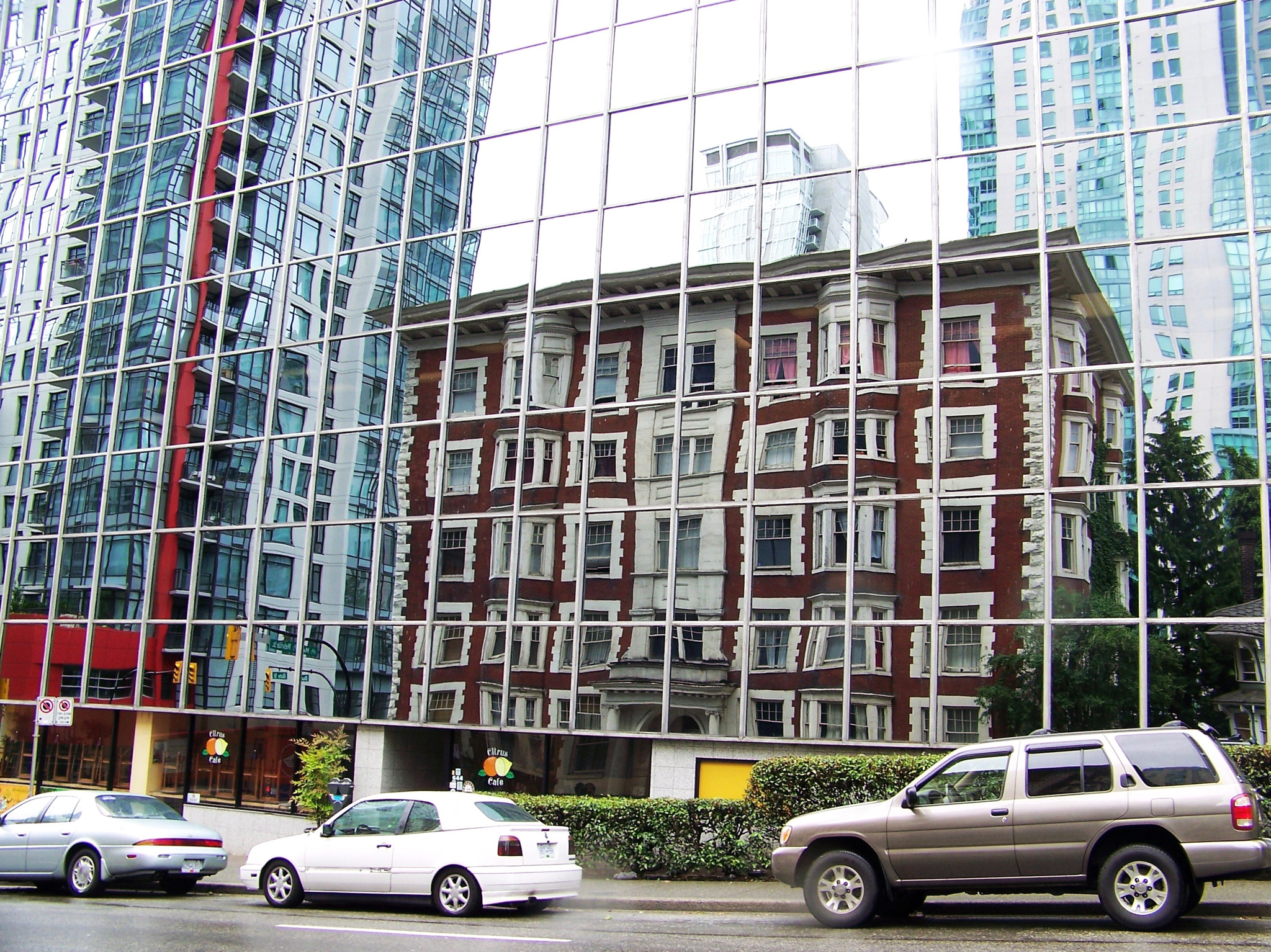 Kodak Z612 ZOOM DIGITAL CAMERA sample photo. Street view in mirror photography