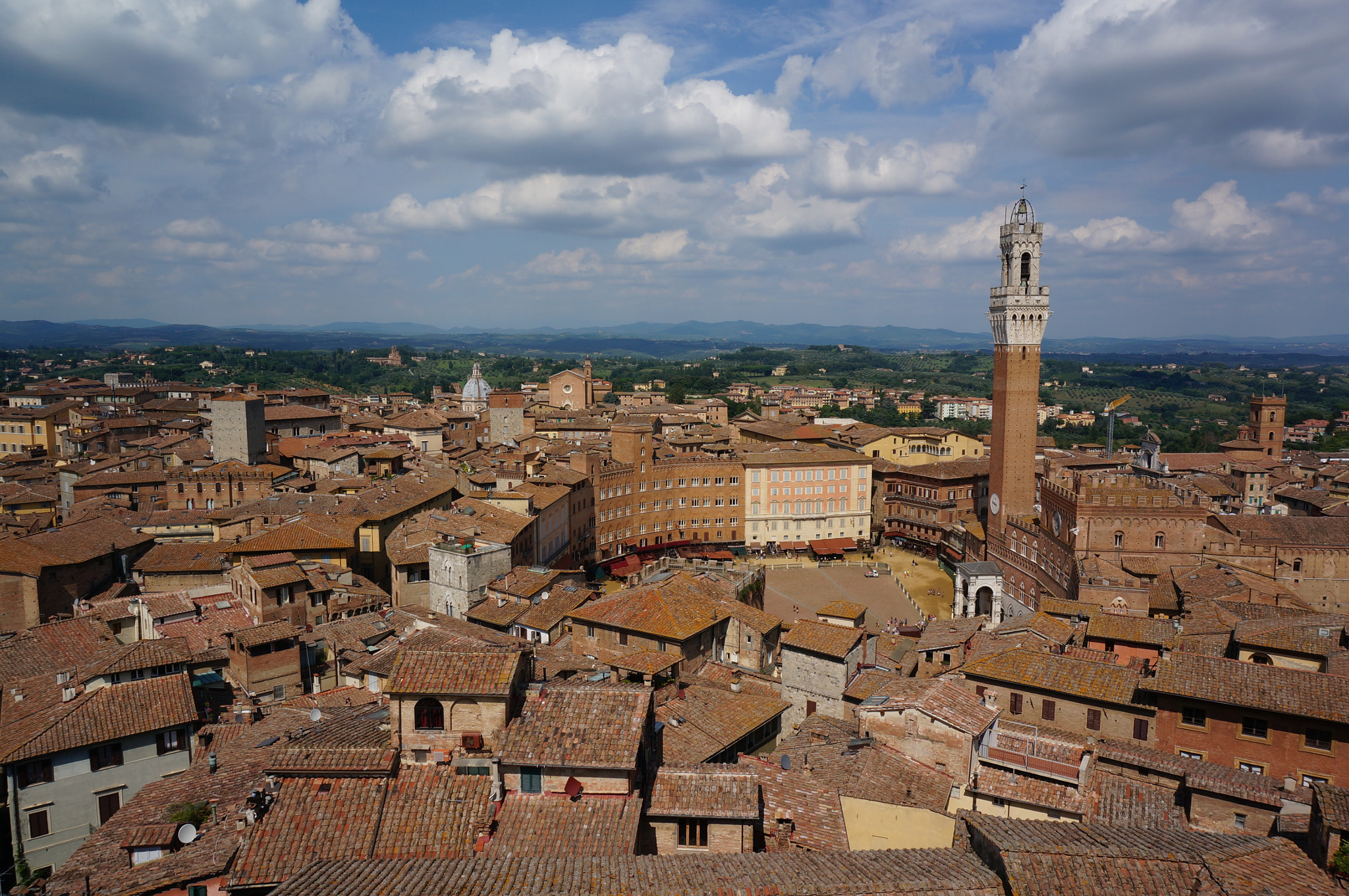 Sony Alpha NEX-5R + Sony E 18-50mm F4-5.6 sample photo. Looking over siena photography