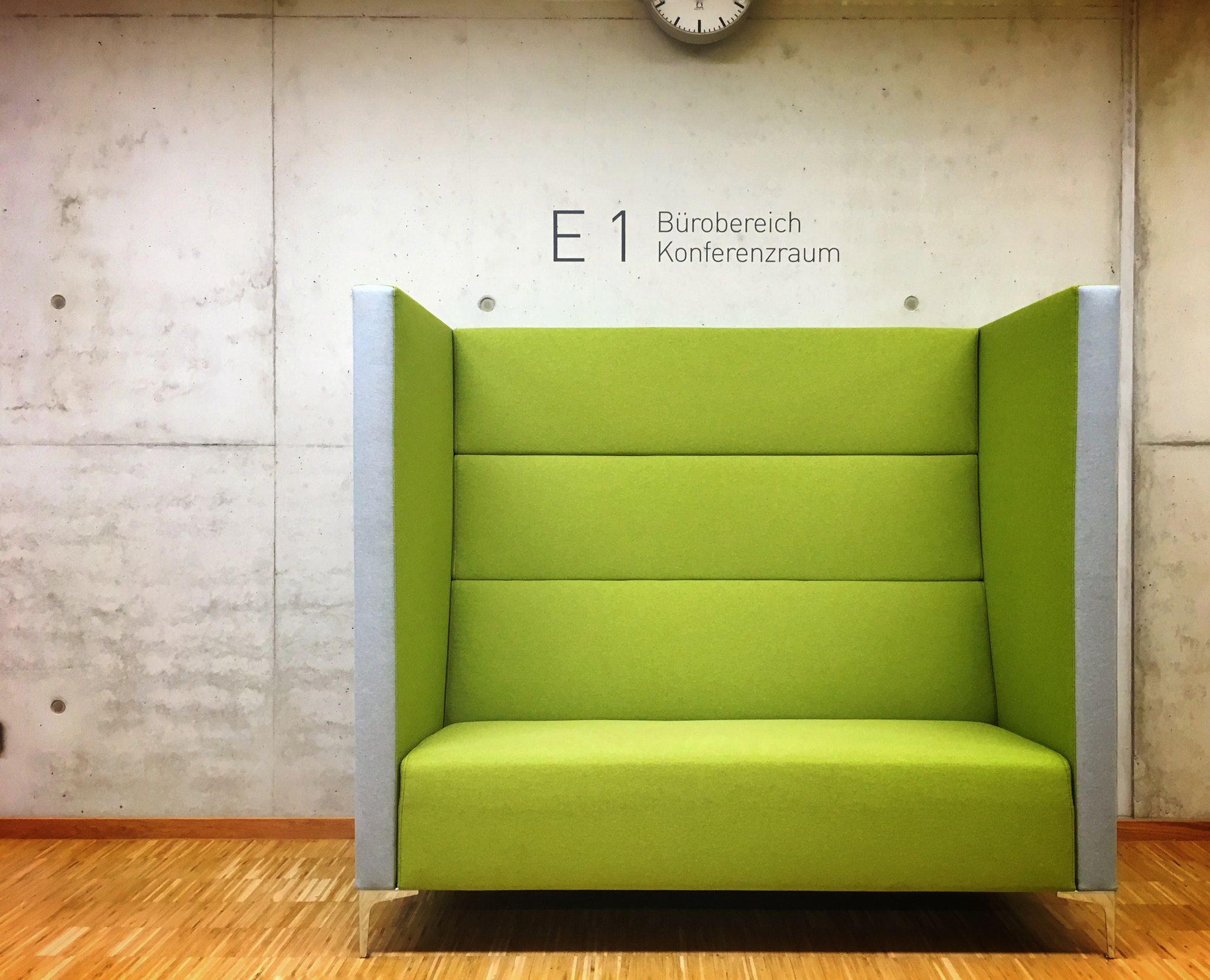 Grünes Sofa