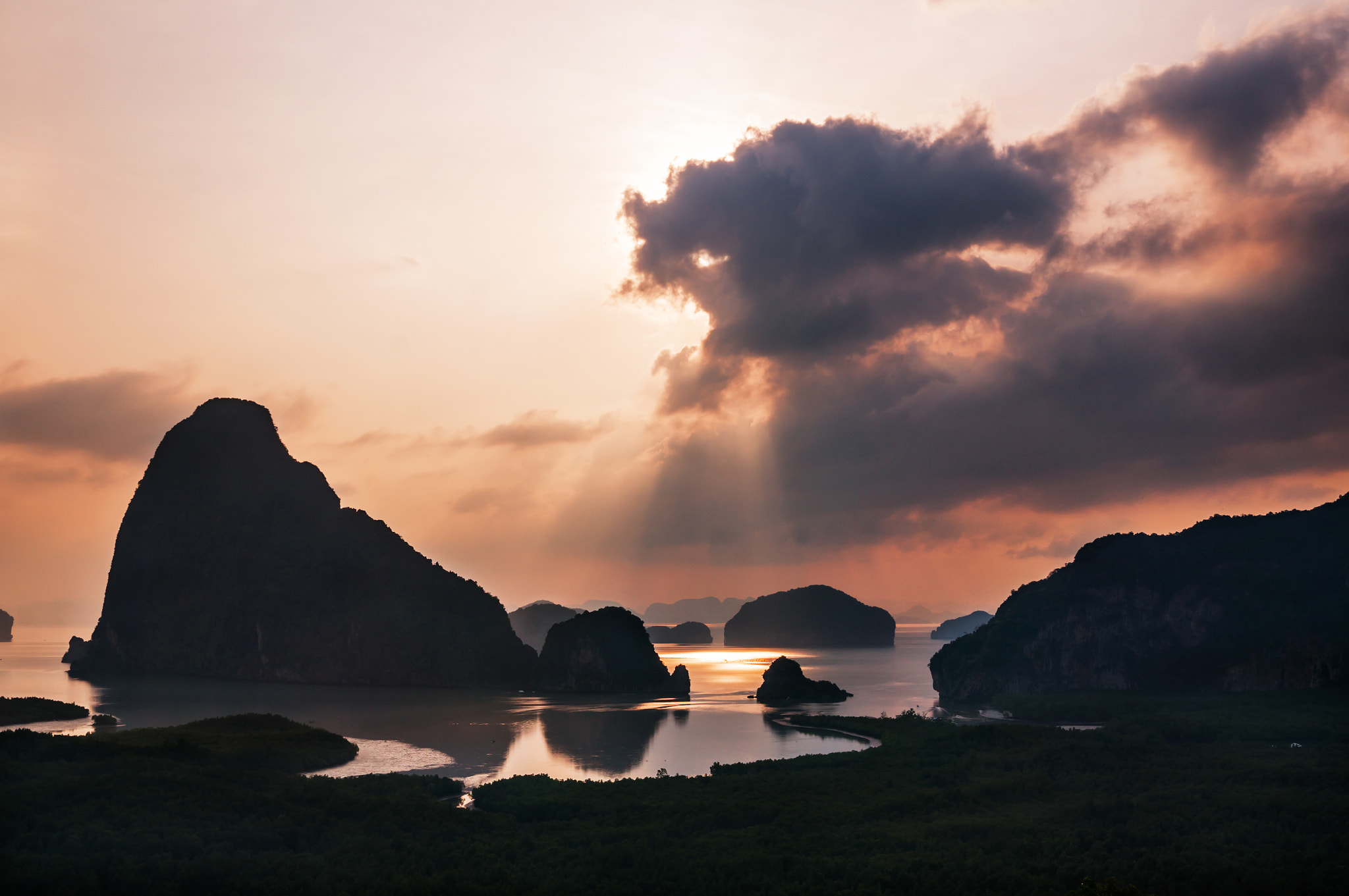 Sony Alpha NEX-5T + Sigma 30mm F2.8 EX DN sample photo. Sun rays from the cloud photography