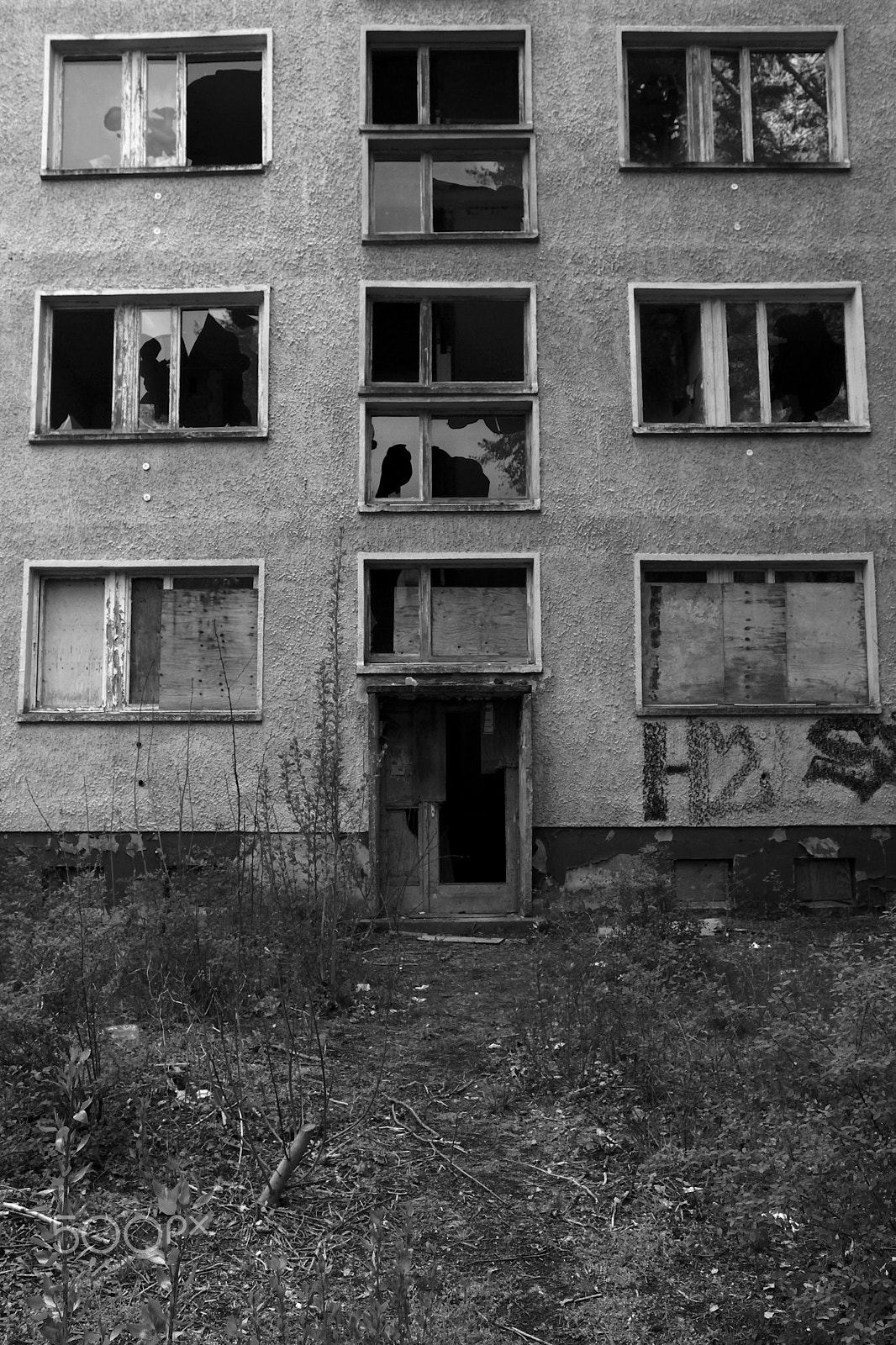 Canon 18-35mm sample photo. Abandoned housing area photography
