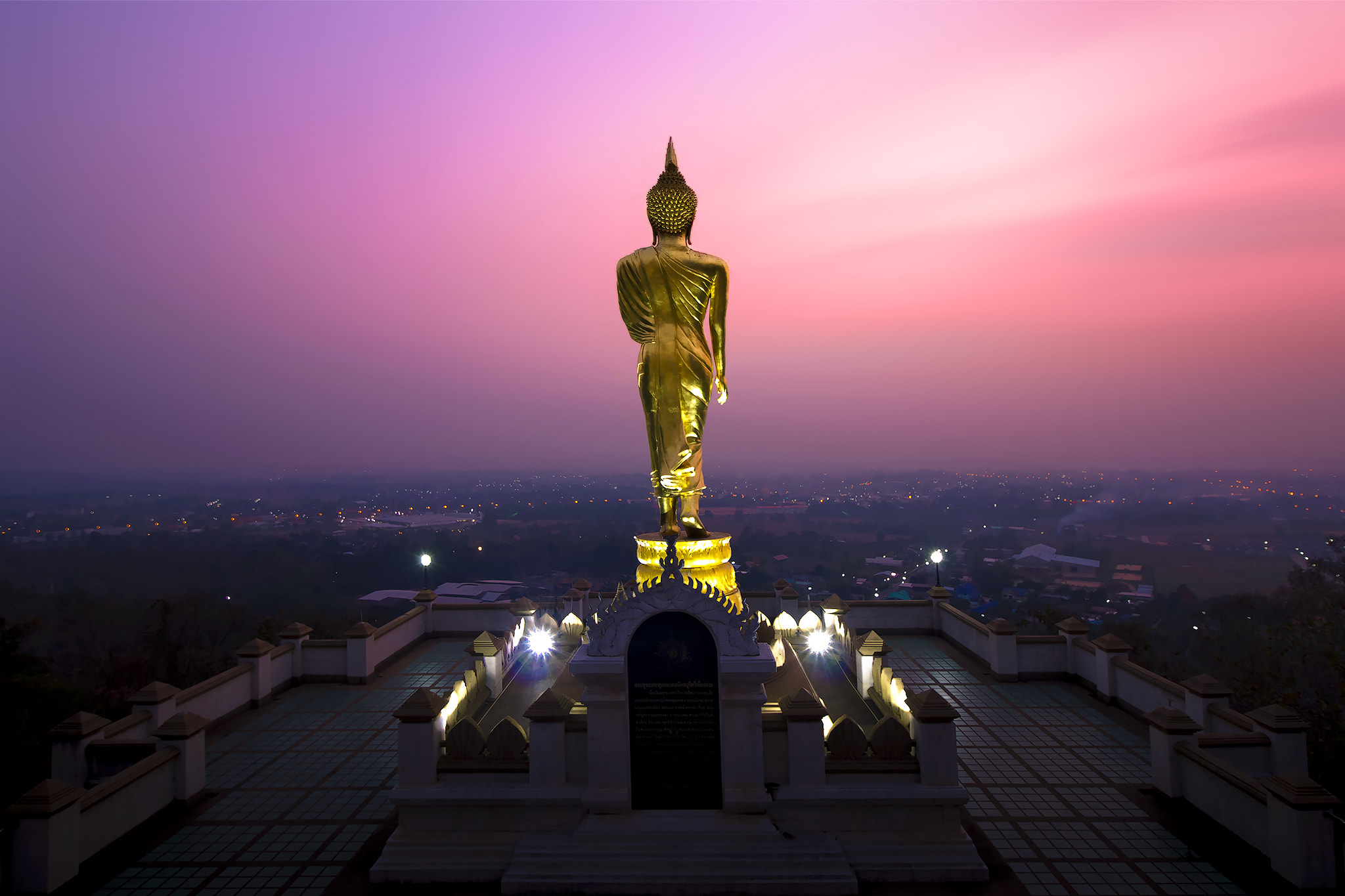 Canon EOS 550D (EOS Rebel T2i / EOS Kiss X4) + Canon EF-S 10-18mm F4.5–5.6 IS STM sample photo. Bhudda statue photography