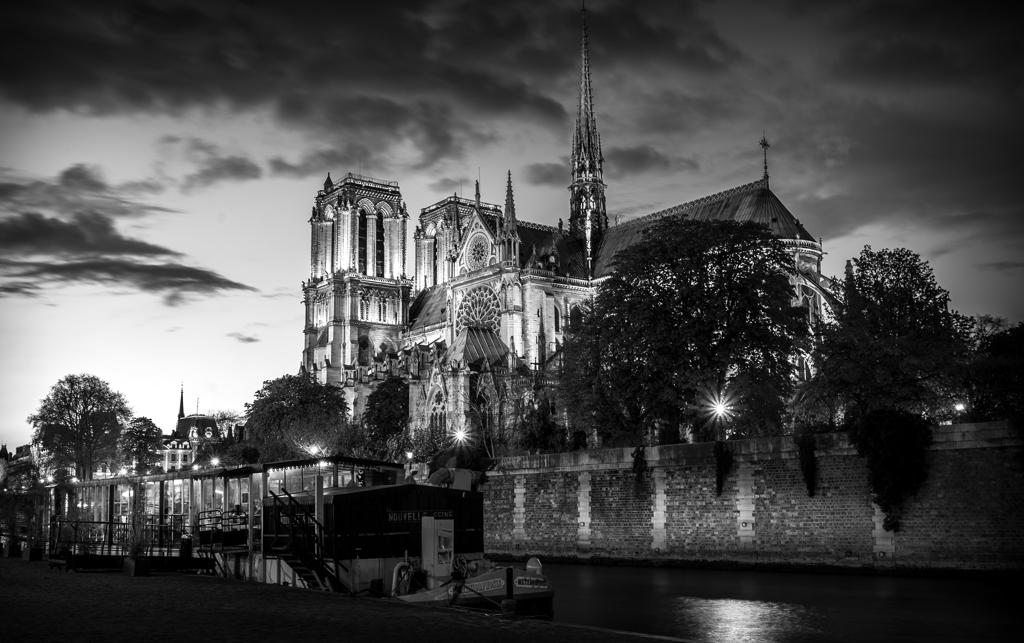 Pentax K-500 sample photo. Notre dame (bw) photography