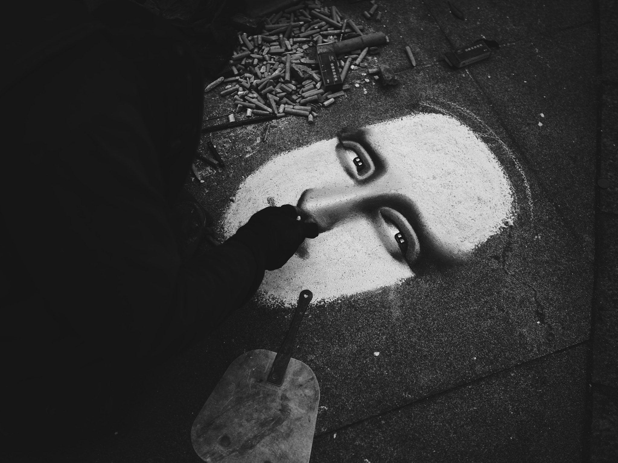 Olympus OM-D E-M5 II + Olympus M.Zuiko Digital 17mm F1.8 sample photo. A street artist is drawing on the ground photography