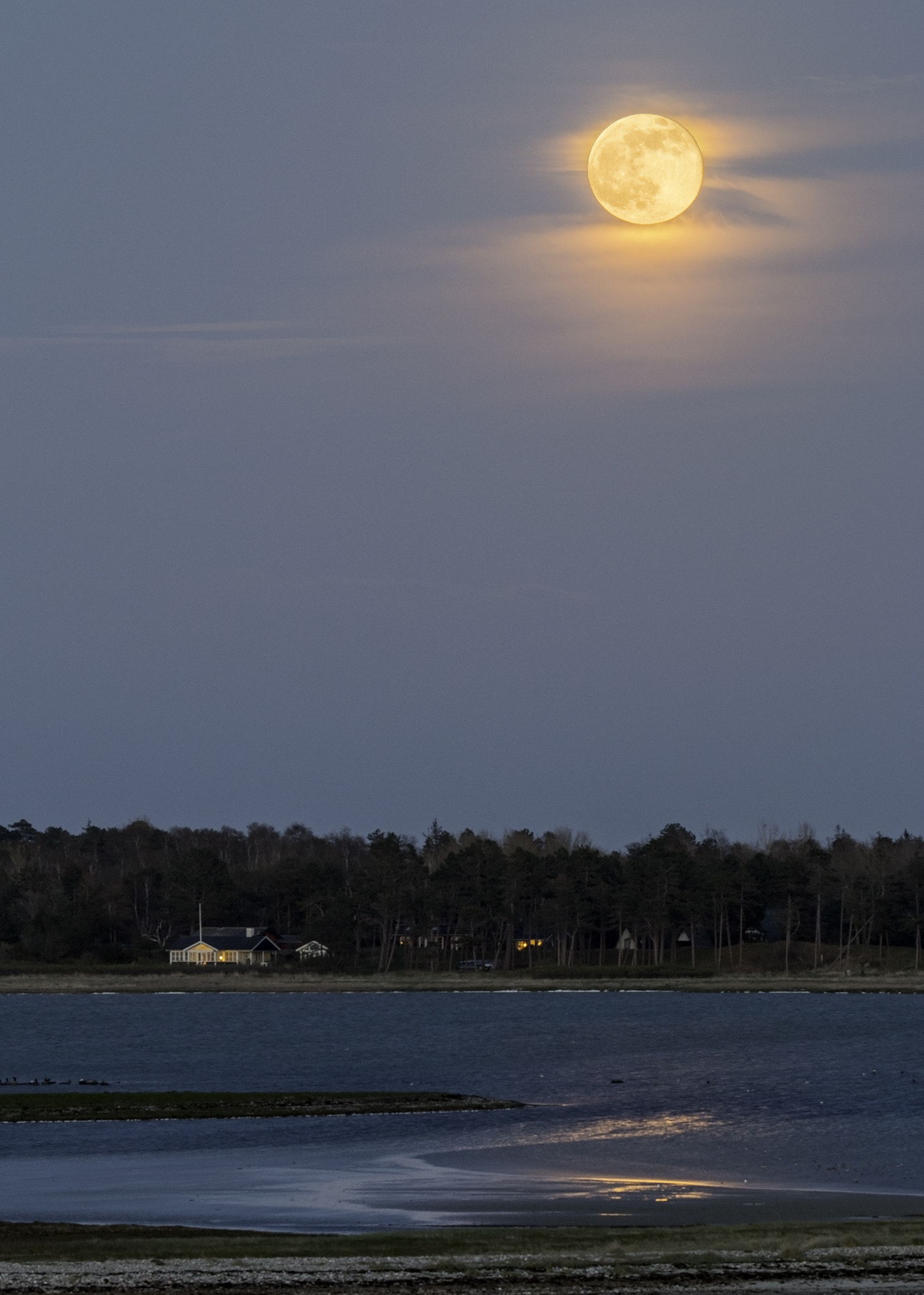 Canon EOS 70D + Canon EF 200mm F2L IS USM sample photo. Moonrise photography