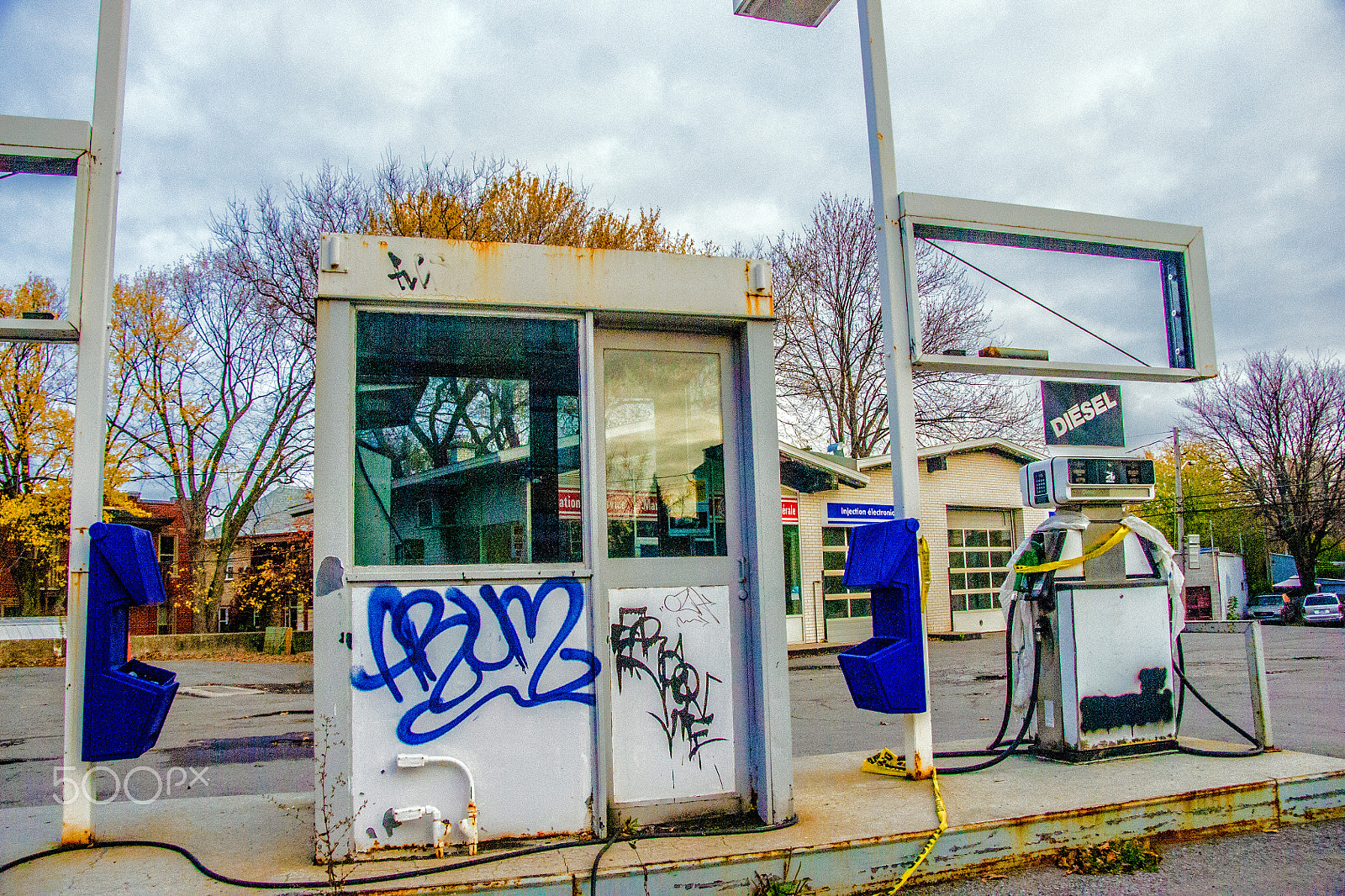Sony Alpha DSLR-A500 sample photo. Gas station in transition photography