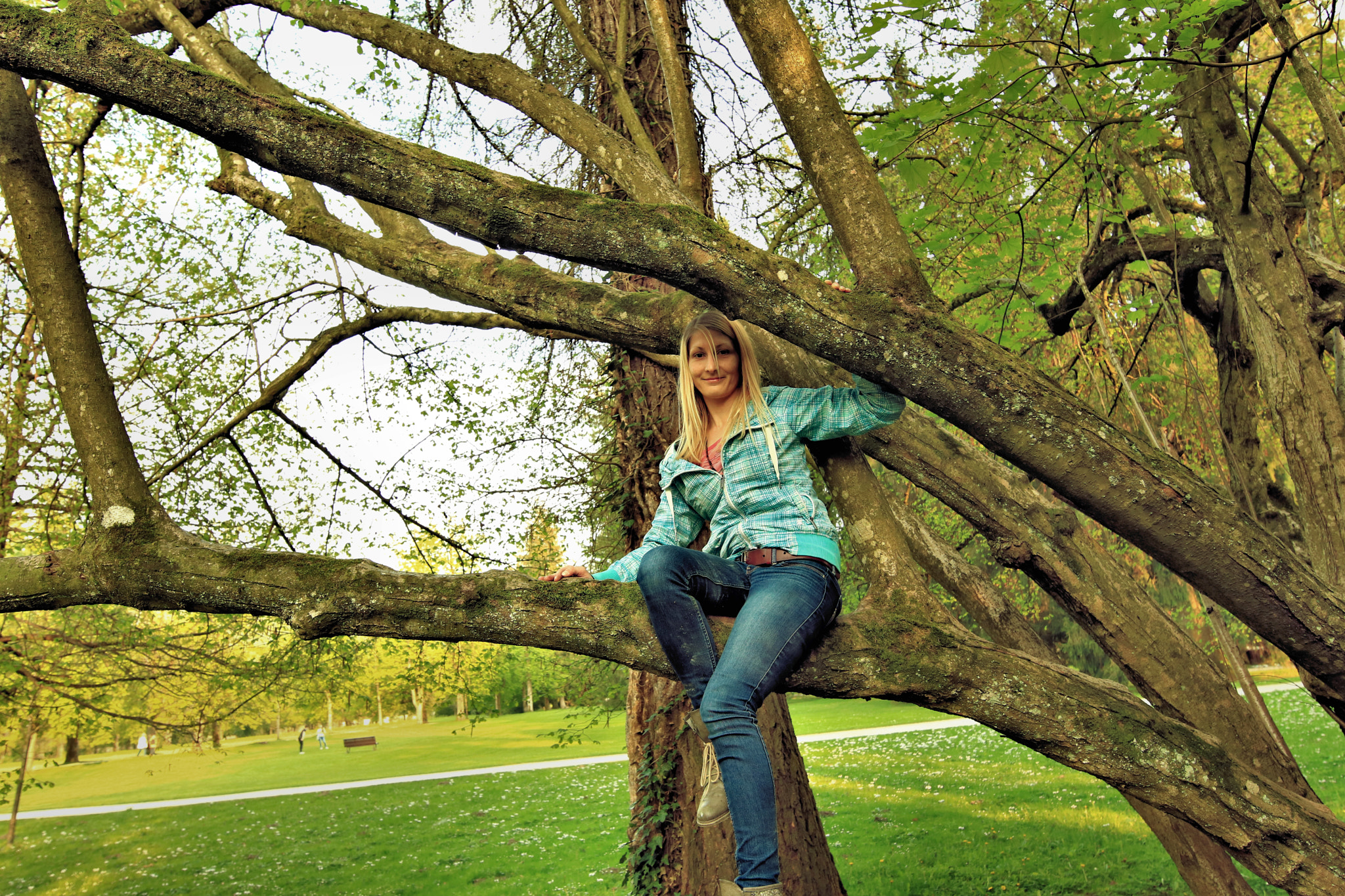 Canon EOS 750D (EOS Rebel T6i / EOS Kiss X8i) sample photo. Susi in the tree photography