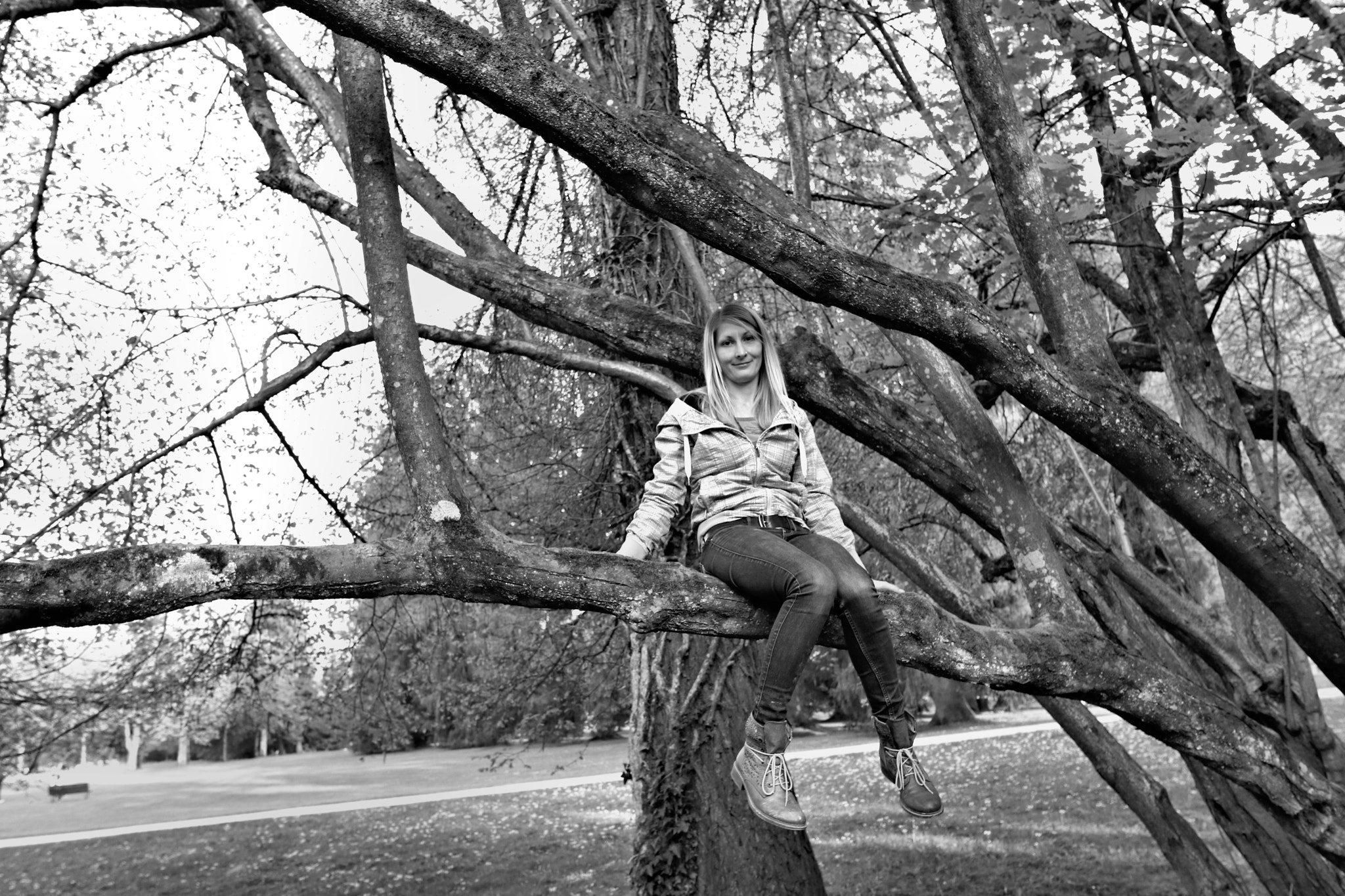 Canon EOS 750D (EOS Rebel T6i / EOS Kiss X8i) sample photo. Susi in the tree photography