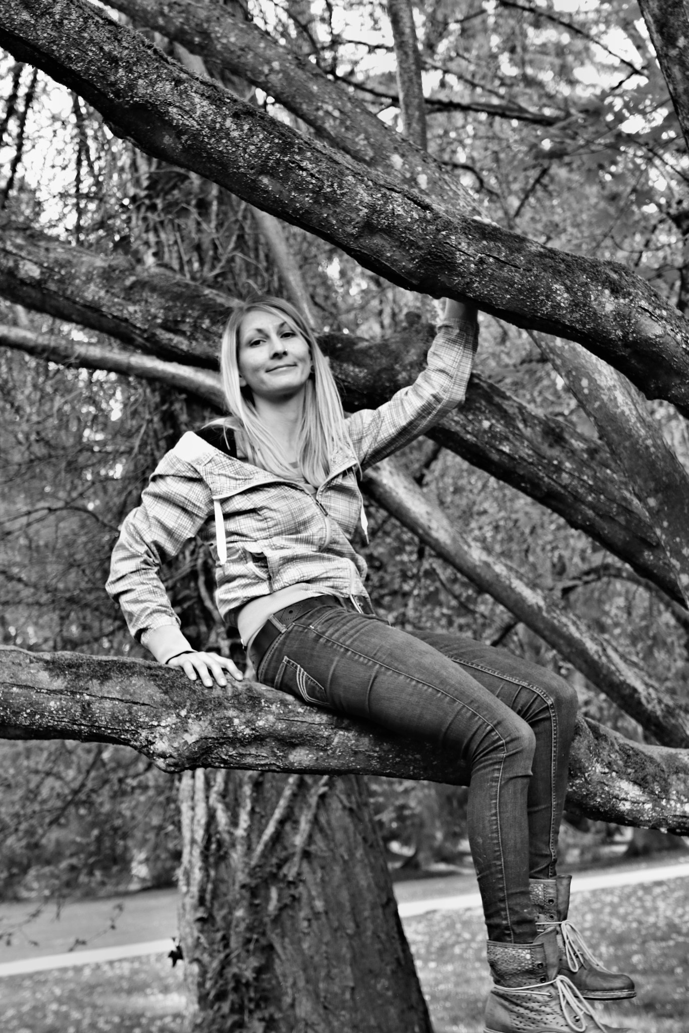 Canon EOS 750D (EOS Rebel T6i / EOS Kiss X8i) sample photo. Susi in the tree photography