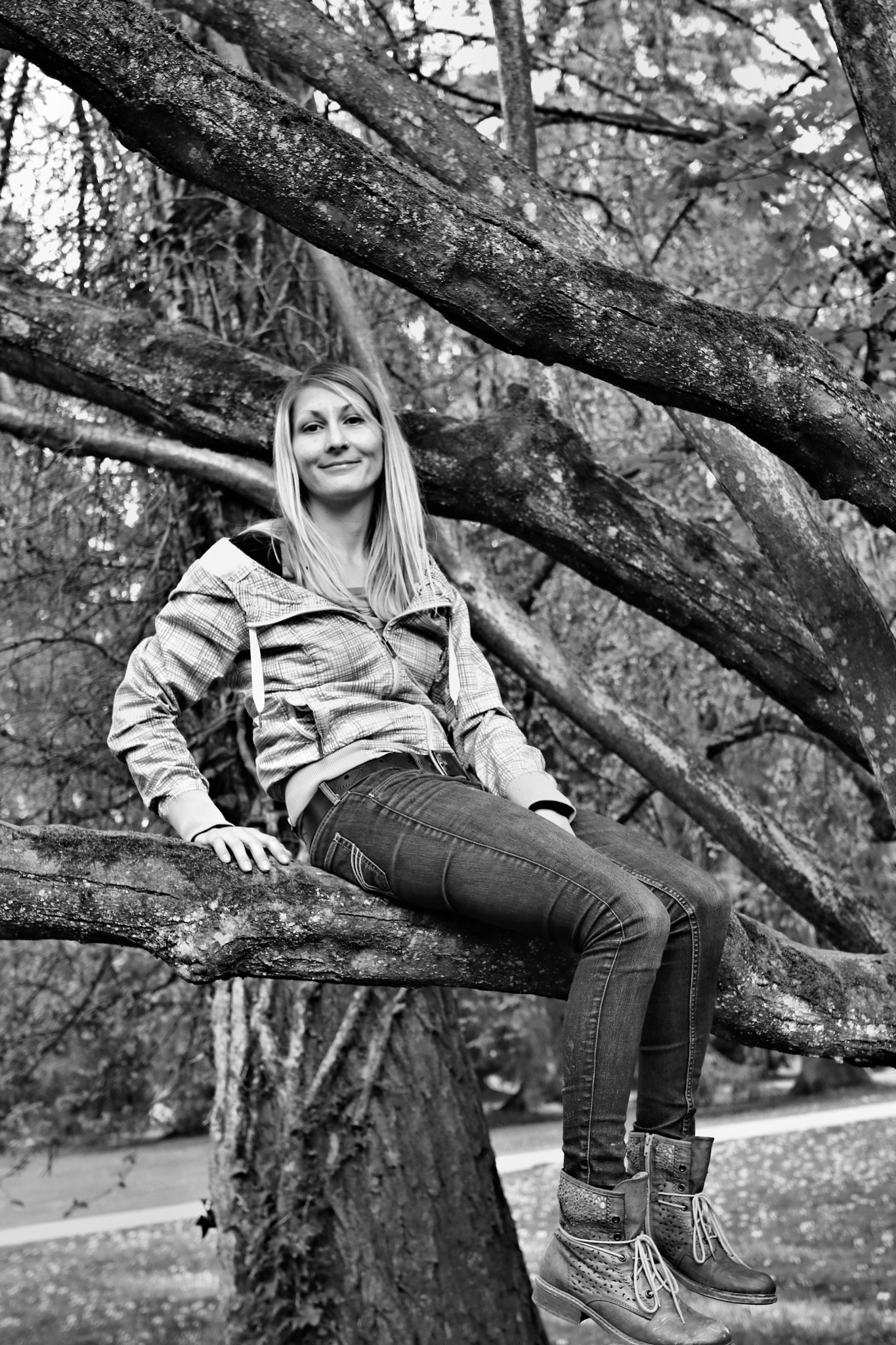 Canon EOS 750D (EOS Rebel T6i / EOS Kiss X8i) sample photo. Susi in the tree photography