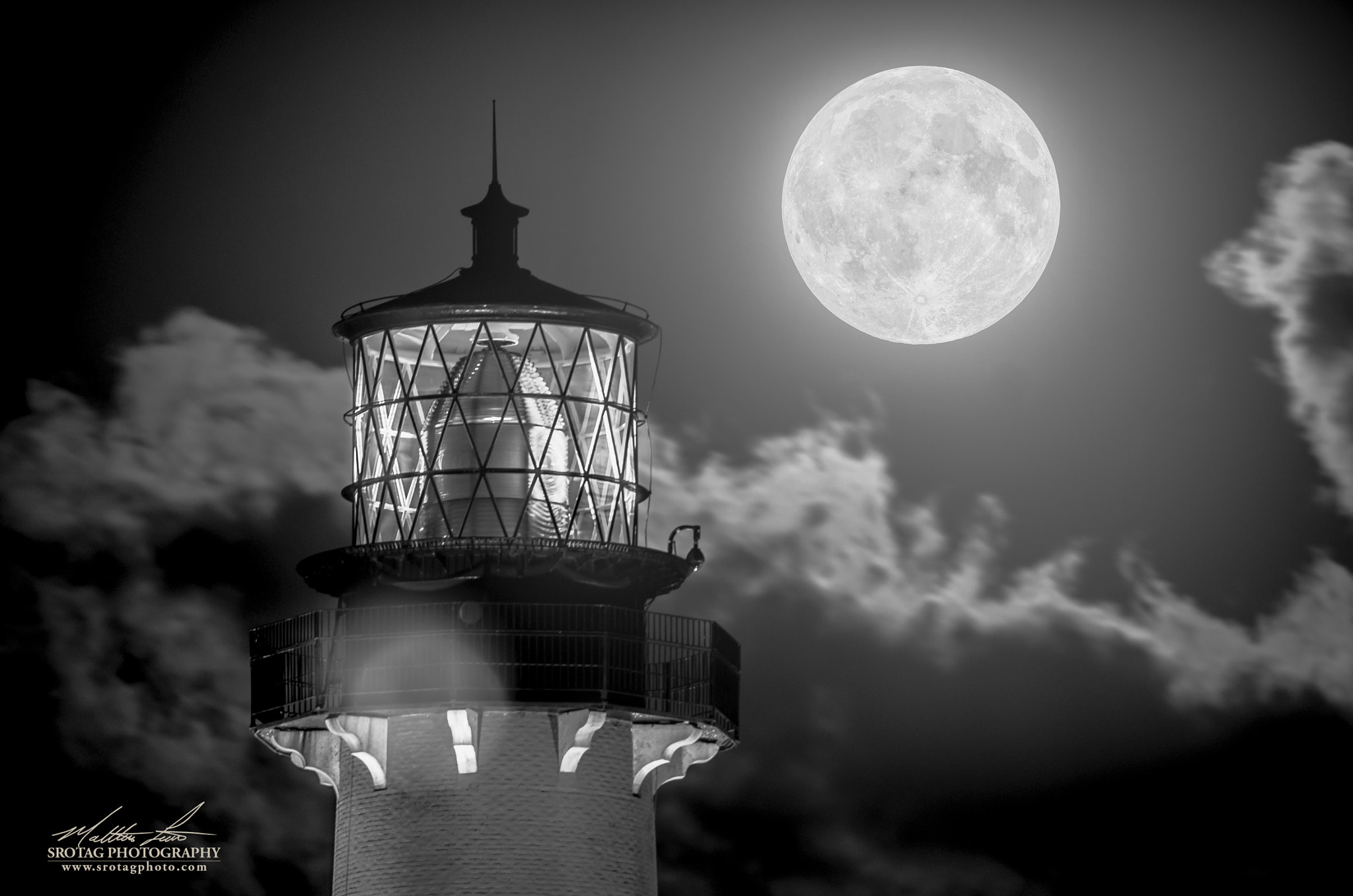 Nikon D7000 + AF Nikkor 300mm f/4 IF-ED sample photo. Full moonrise b&w photography