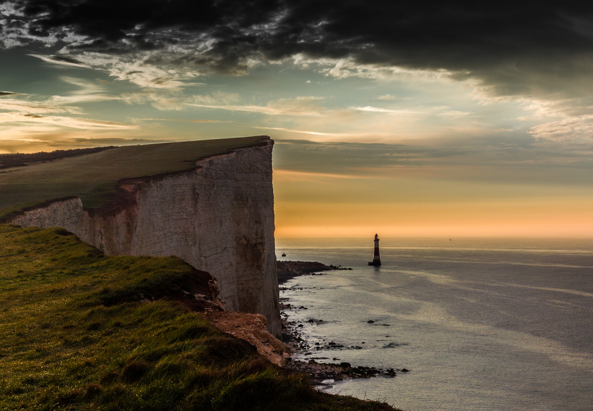 Canon EOS 550D (EOS Rebel T2i / EOS Kiss X4) + Canon EF 35mm F2 IS USM sample photo. Sunrise at beachy head.jpg photography