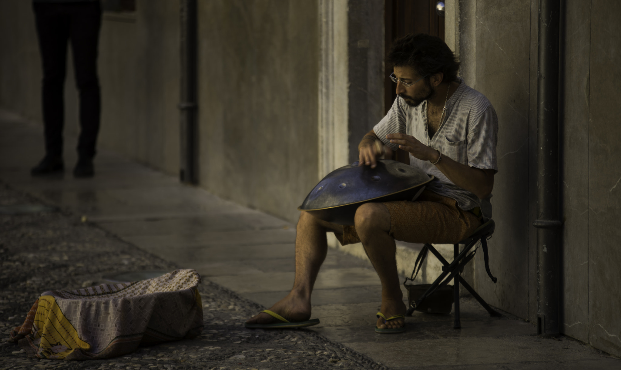 70-200mm F2.8 sample photo. Granada street performer photography