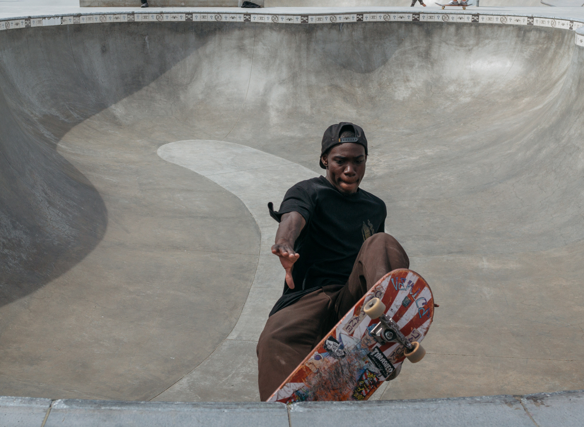 E 32mm F1.8 sample photo. Skater photography
