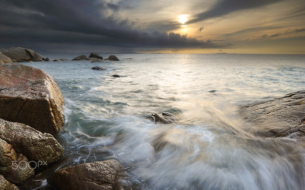 Nikon AF-S Nikkor 18-35mm F3.5-4.5G ED sample photo. Wave photography