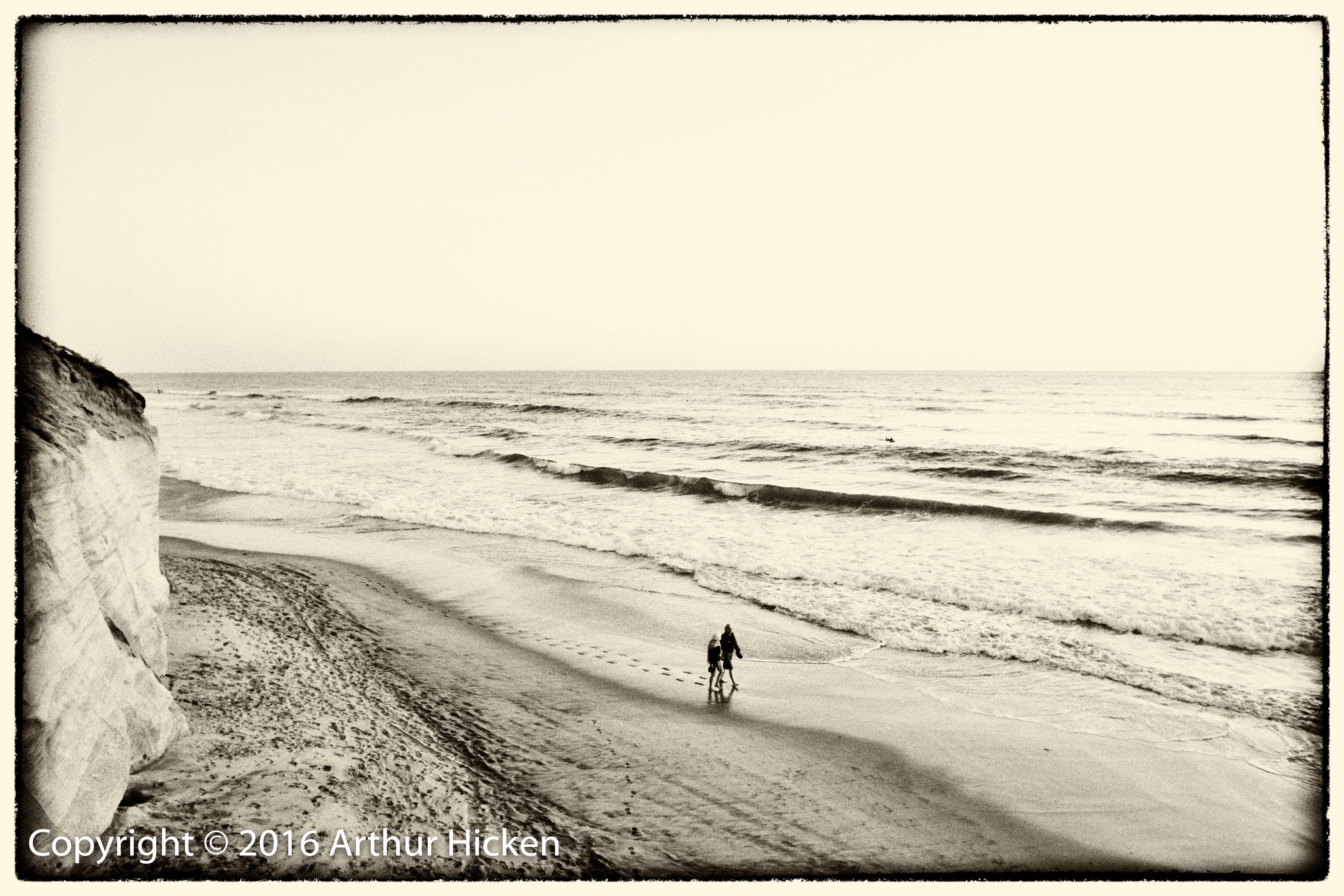 Sigma 24mm F1.8 EX DG Aspherical Macro sample photo. Couple on beach photography