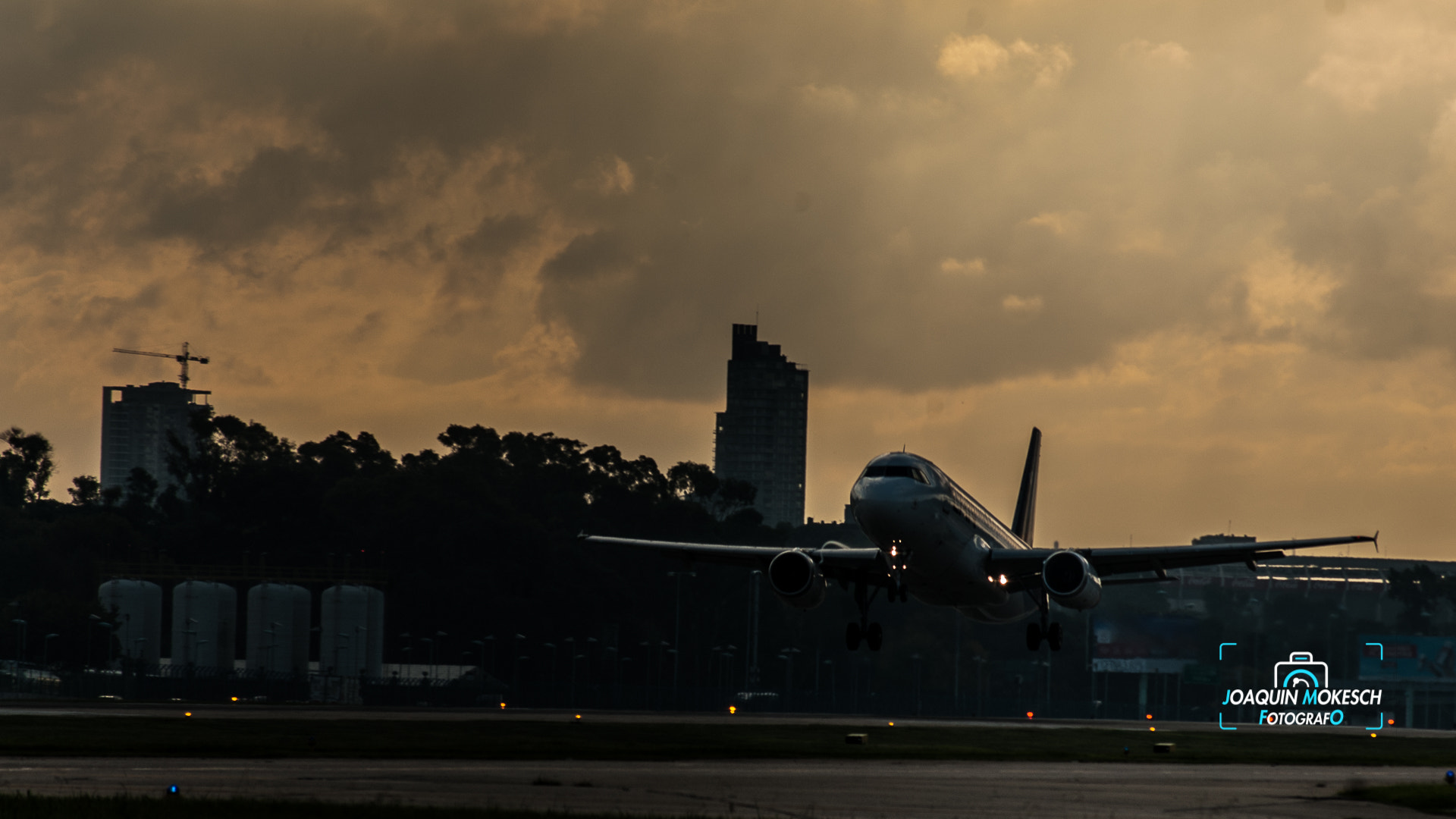 Nikon D200 sample photo. A320 landing photography