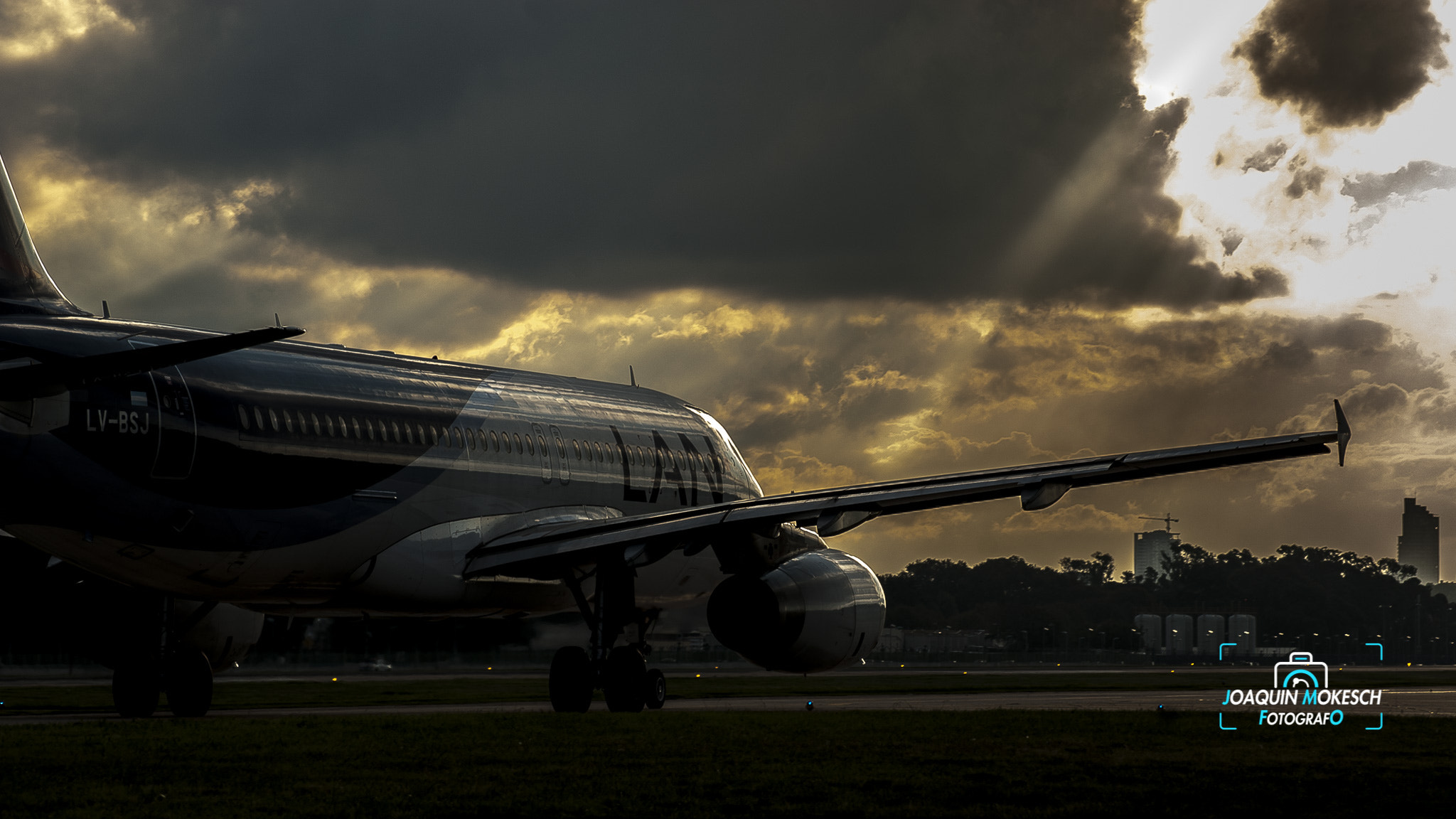 Nikon D200 sample photo. A320 taxeando photography