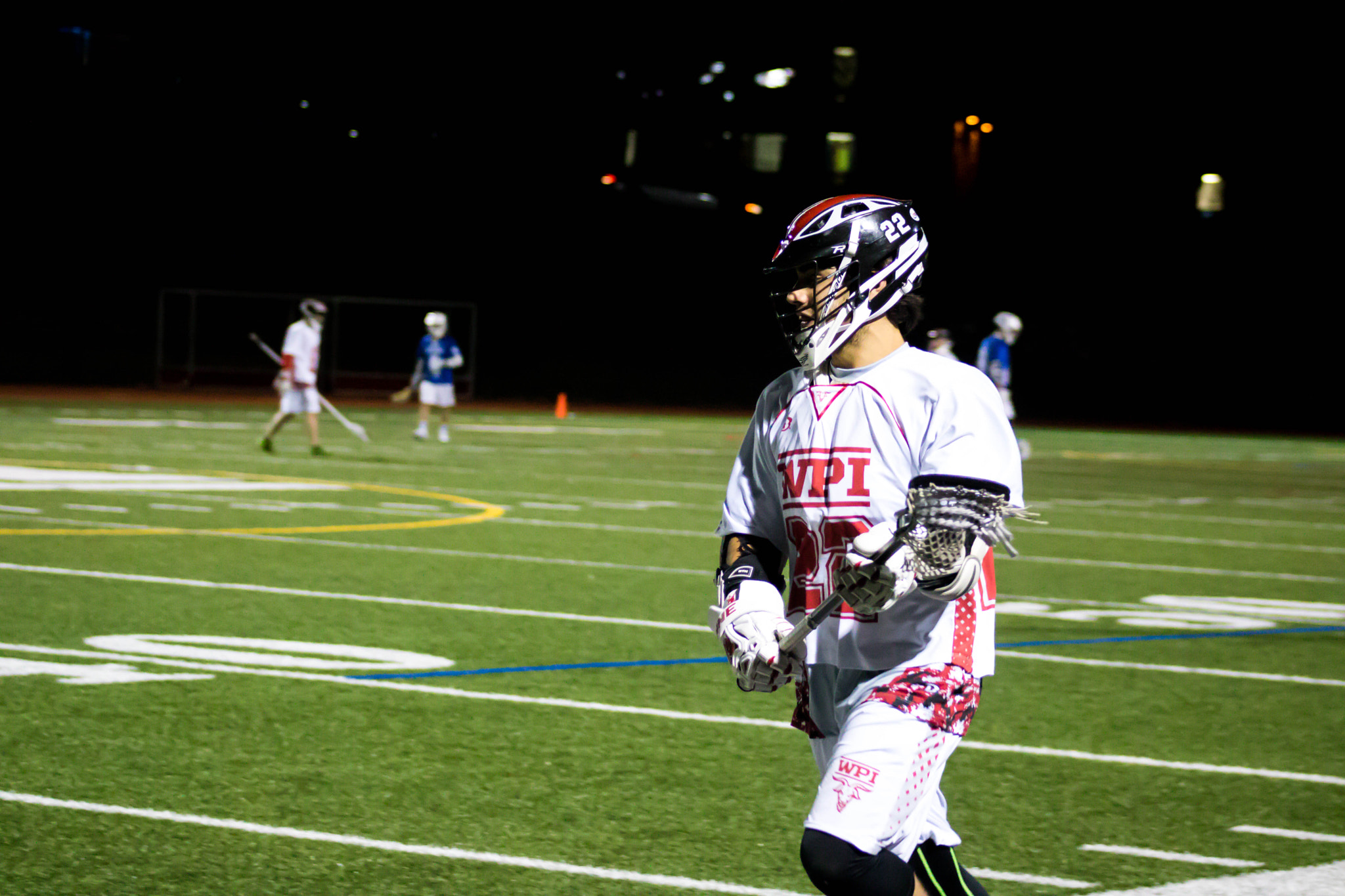 Canon EOS 750D (EOS Rebel T6i / EOS Kiss X8i) + EF75-300mm f/4-5.6 sample photo. Attackman #22 tk looks down the field after catching the ball on a clear photography