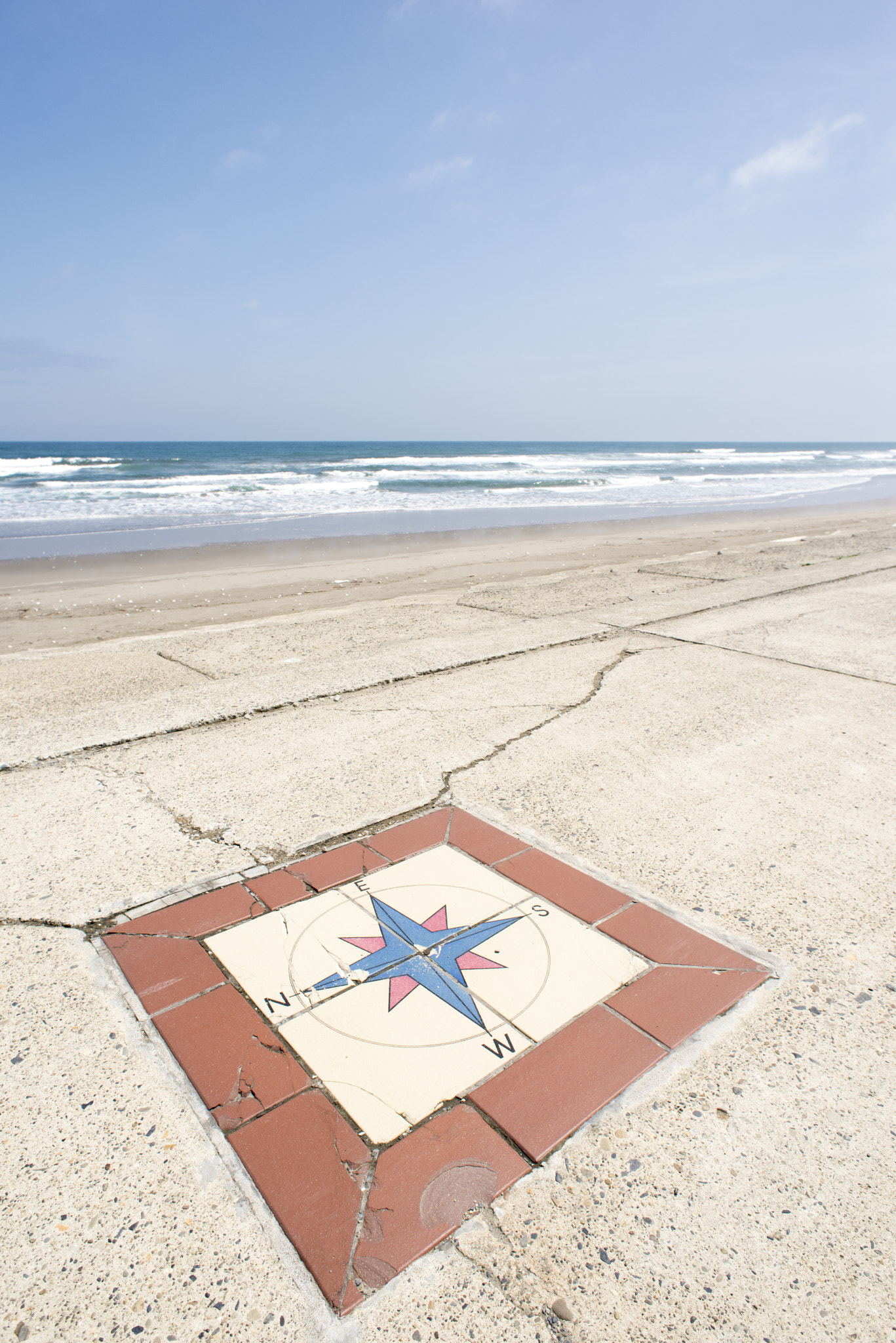 Nikon D610 + AF Nikkor 20mm f/2.8 sample photo. Spring beach photography